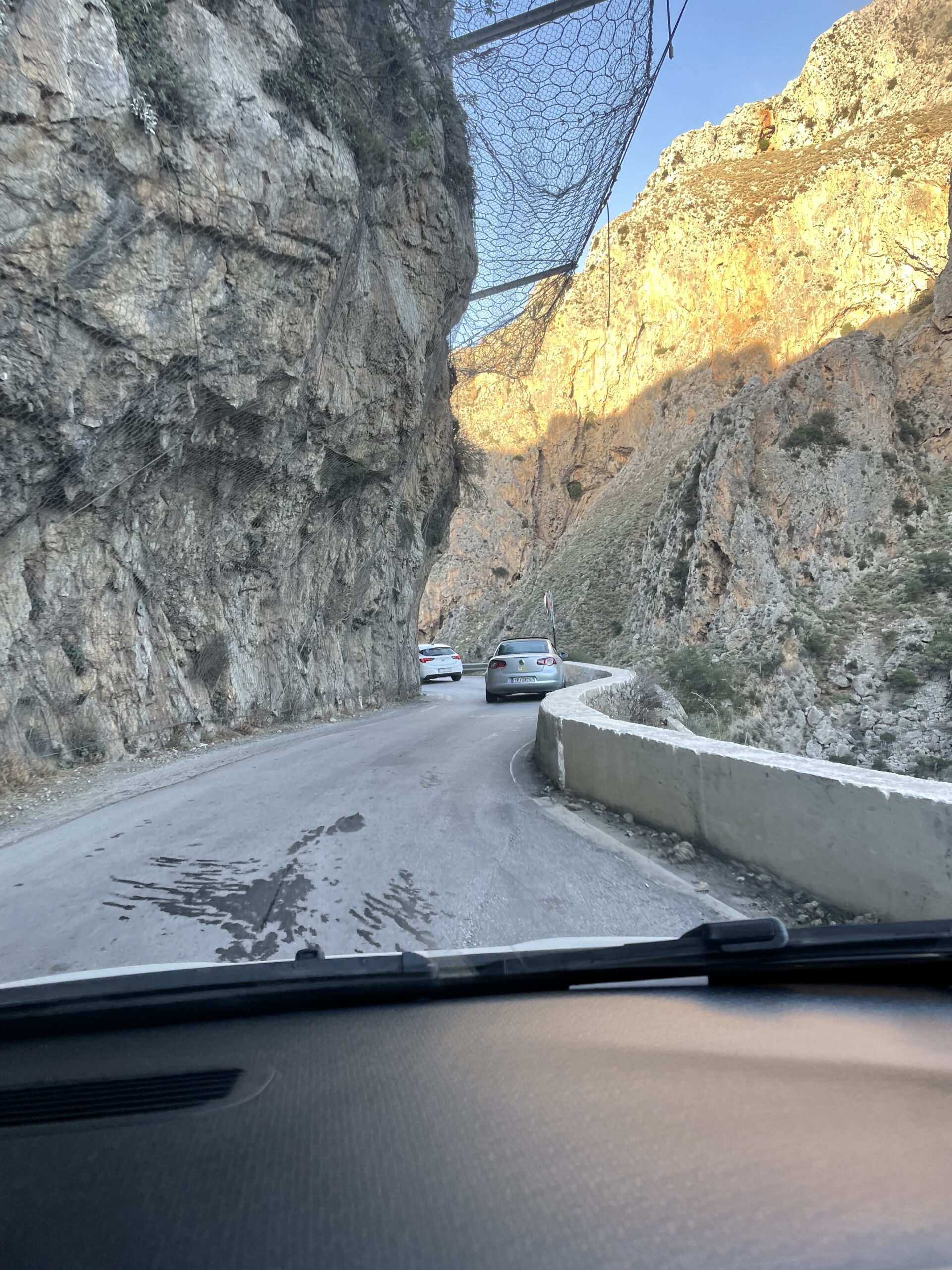Enge Straßen führen durch das Gebirge auf Kreta