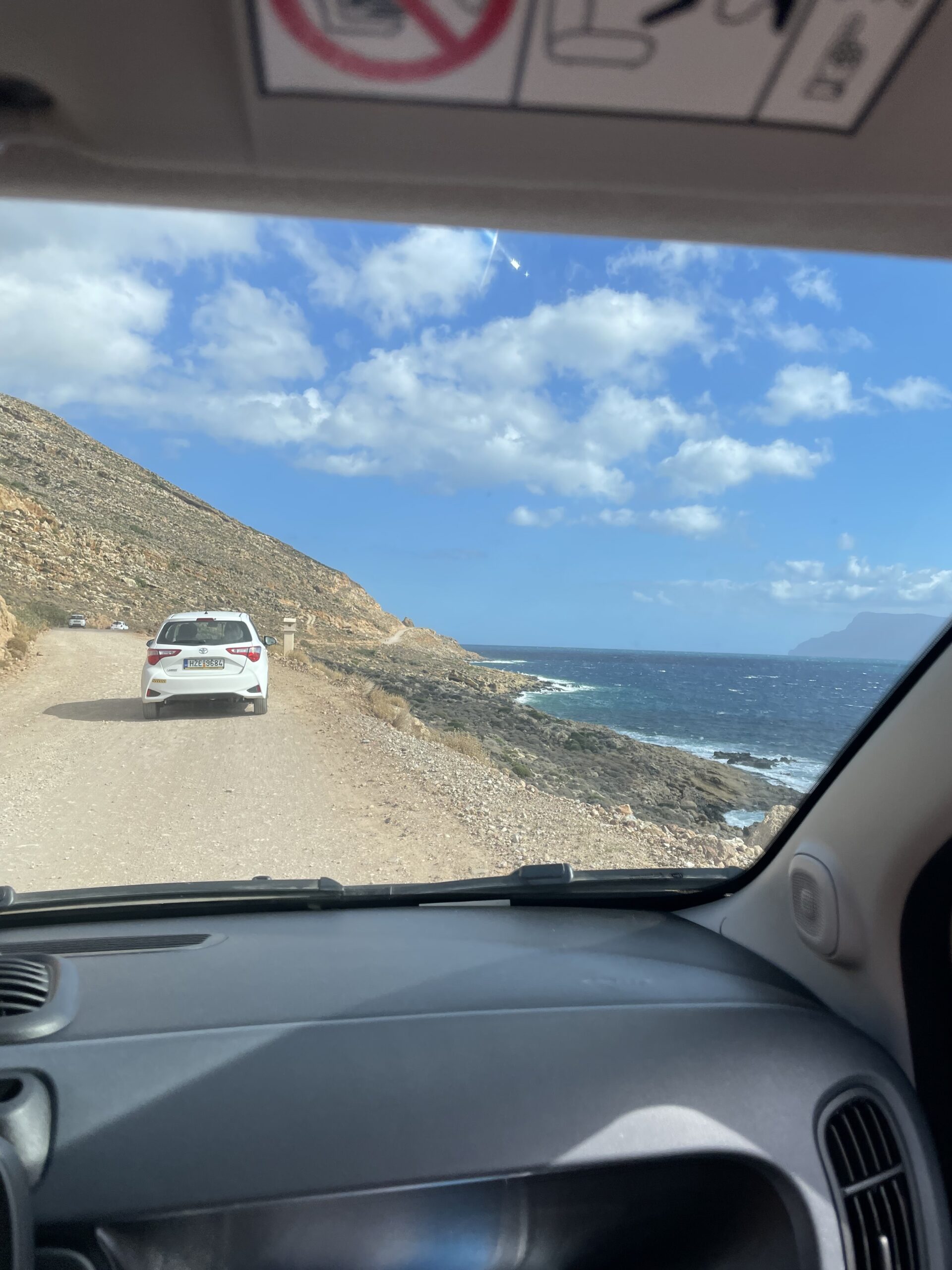 Diese Schotterstraße fährst du für ca 8 Kilometer, dann bist du am Balos Beach auf Kreta