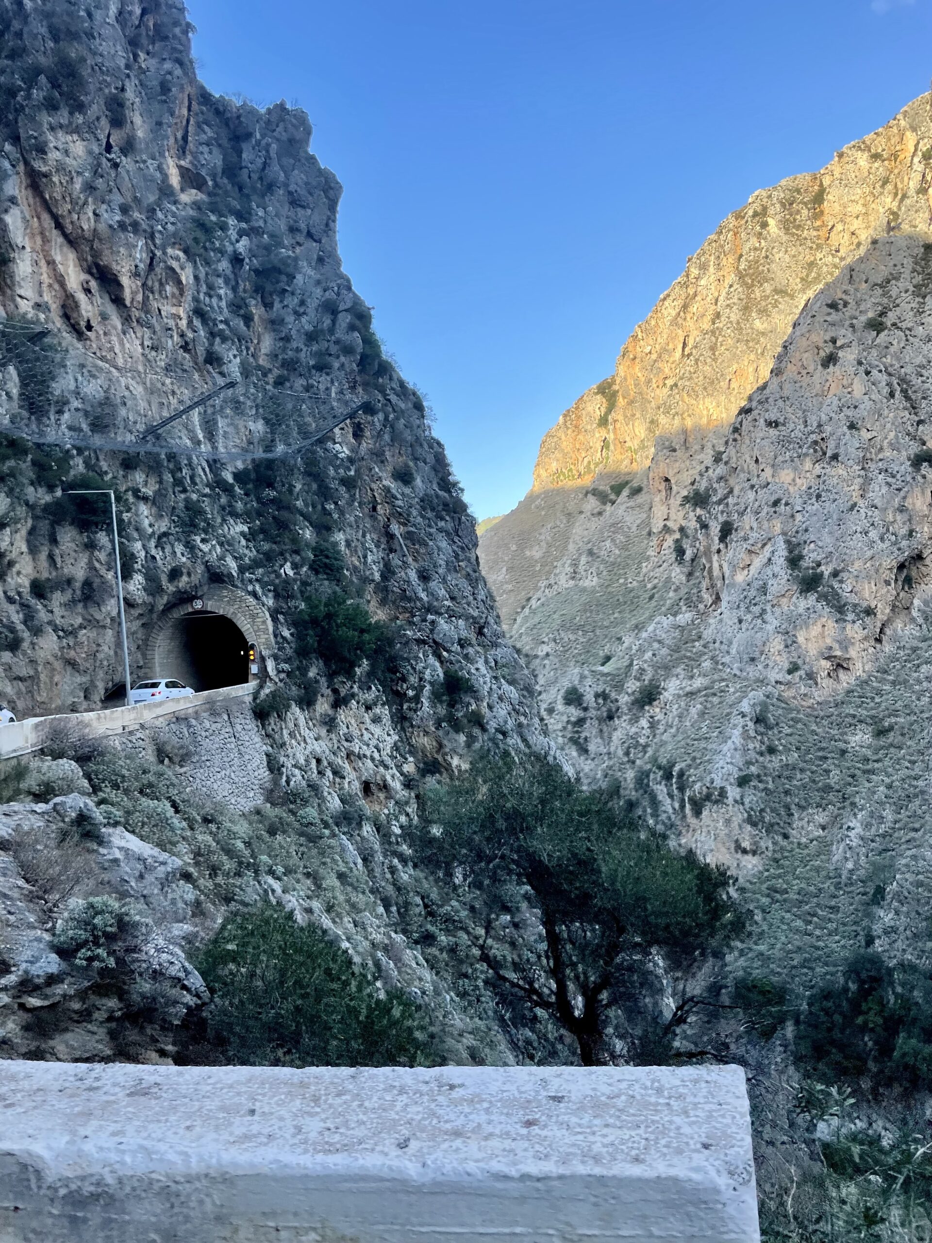 Abenteuerliche Fahrt durch das Gebirge auf Kreta, durch enge Tunnel