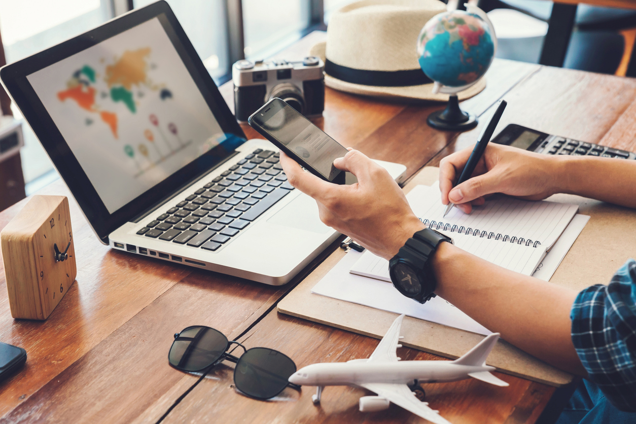 Reiseziel finden Reiseplanung mit notieren von wichtigen Informationen