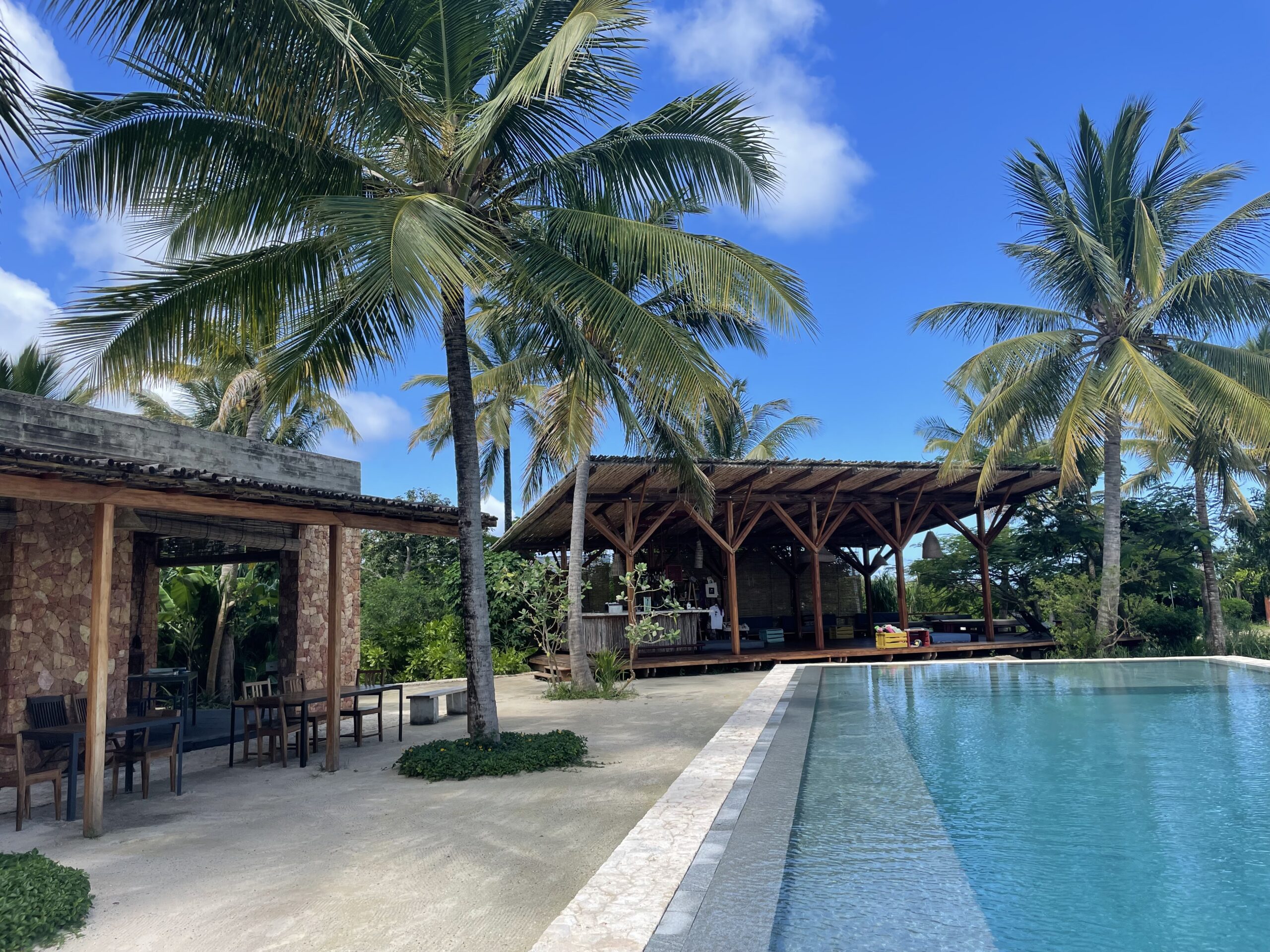Sansibar Kizikula Poolbar Ansicht der Poolbar und des Restaurants im Hotel Kizikula auf Sansibar
