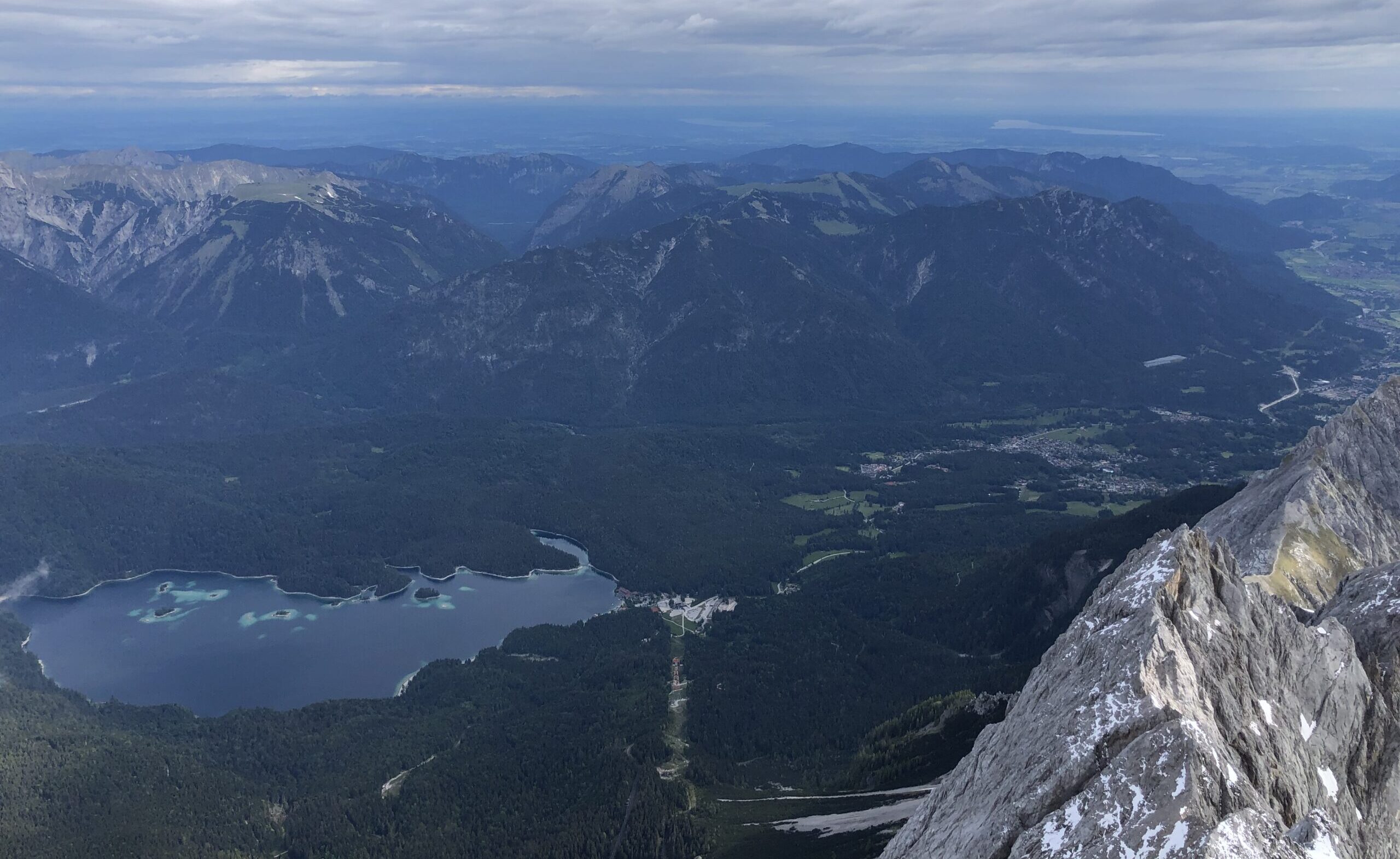 Blick auf den Eibsee von oben Blick aus der Zugspitz Seilbahn auf dein Eibsee von oben