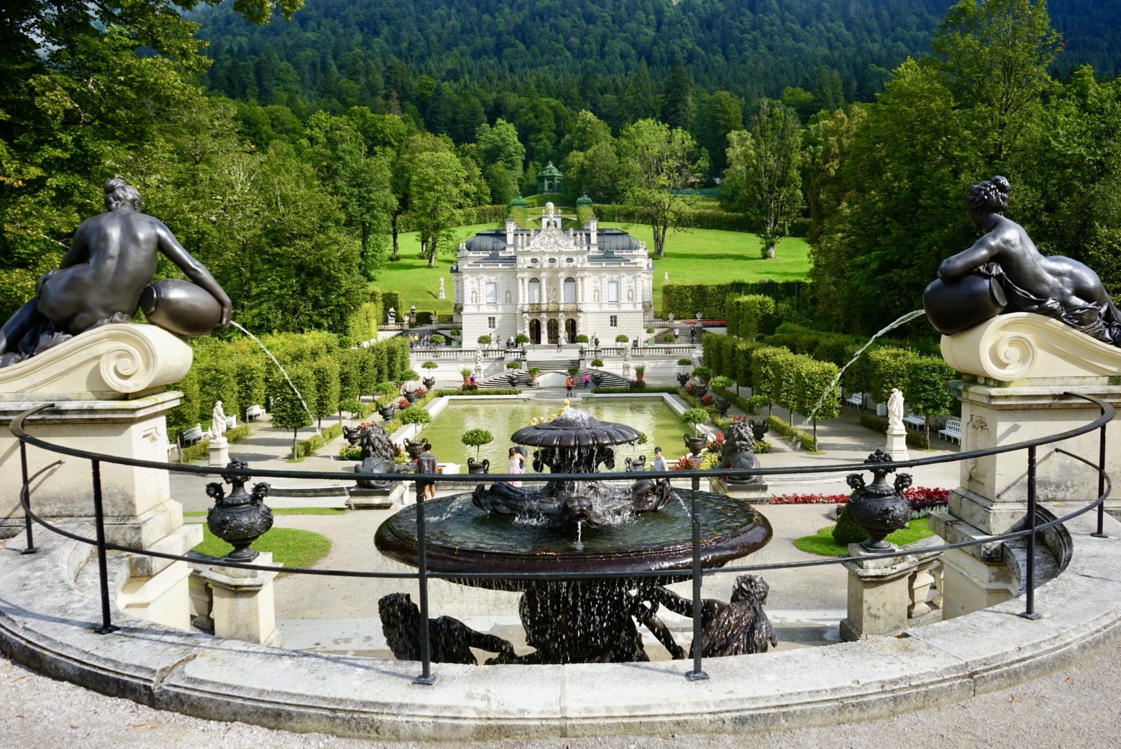 Schloss Linderhof Blick aus der Ferne Ausblick auf das wunderschöne Schloss Linderhof