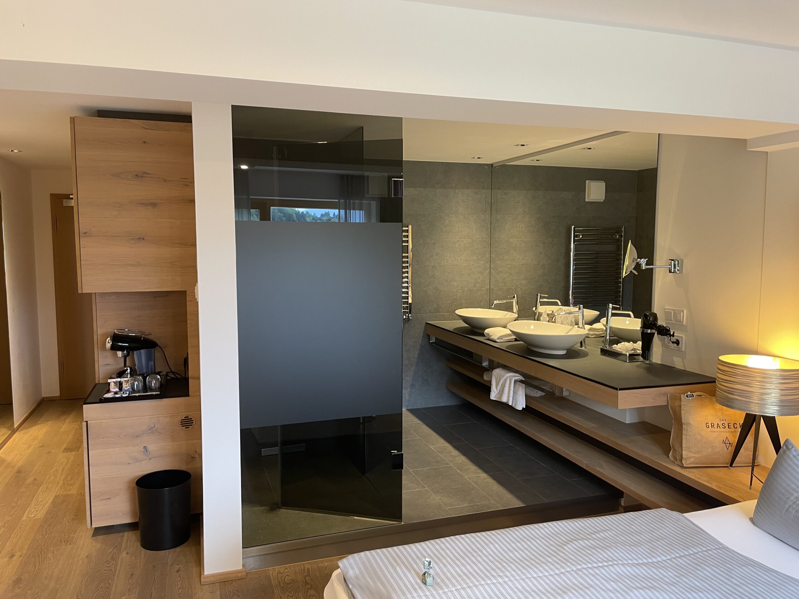 Badezimmer im Graseck Badezimmer des Doppelzimmers im Hotel Graseck in Garmisch-Partenkirchen