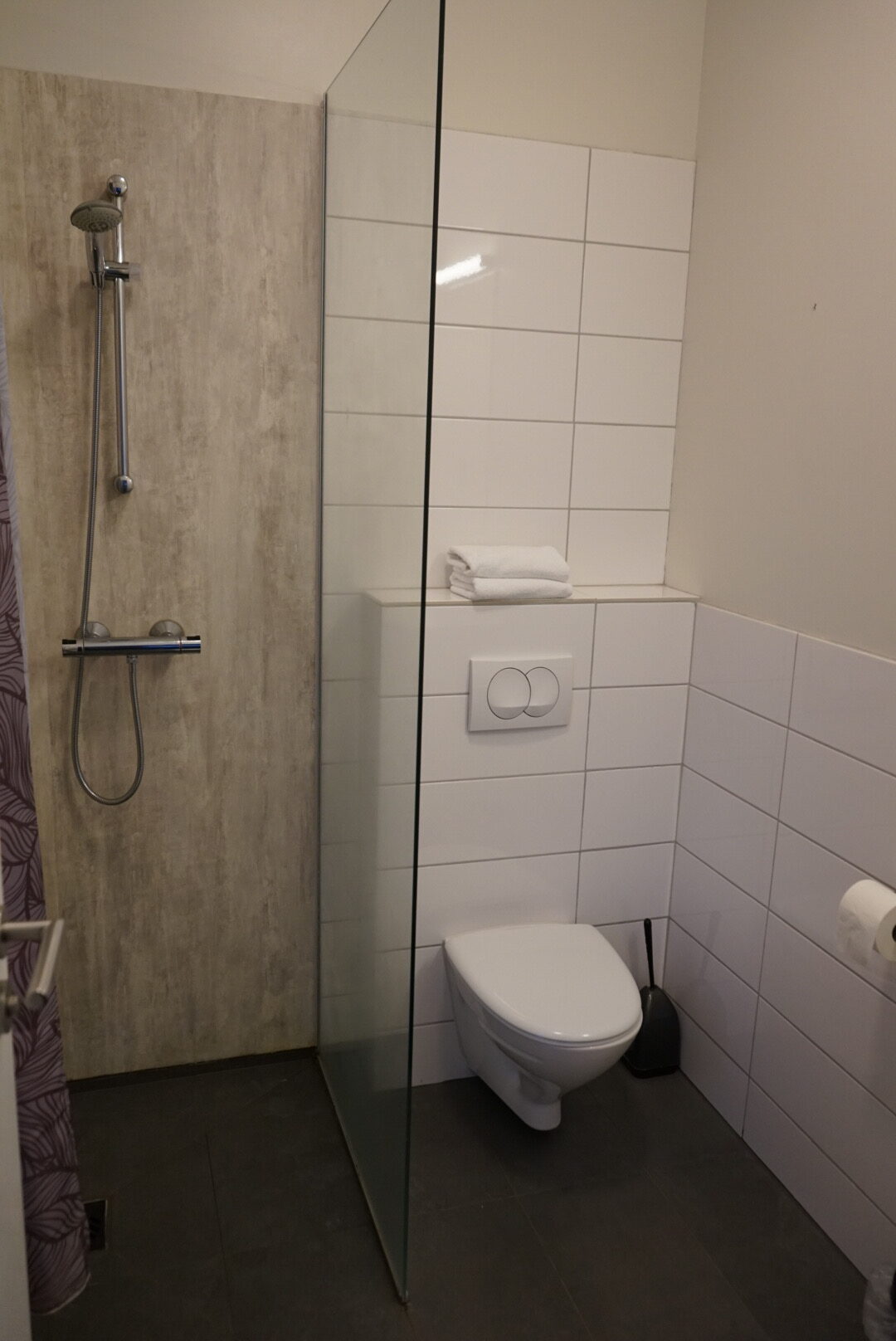 Hill Homes Bad Das Badezimmer in einem der Häuser in Hvammstangi