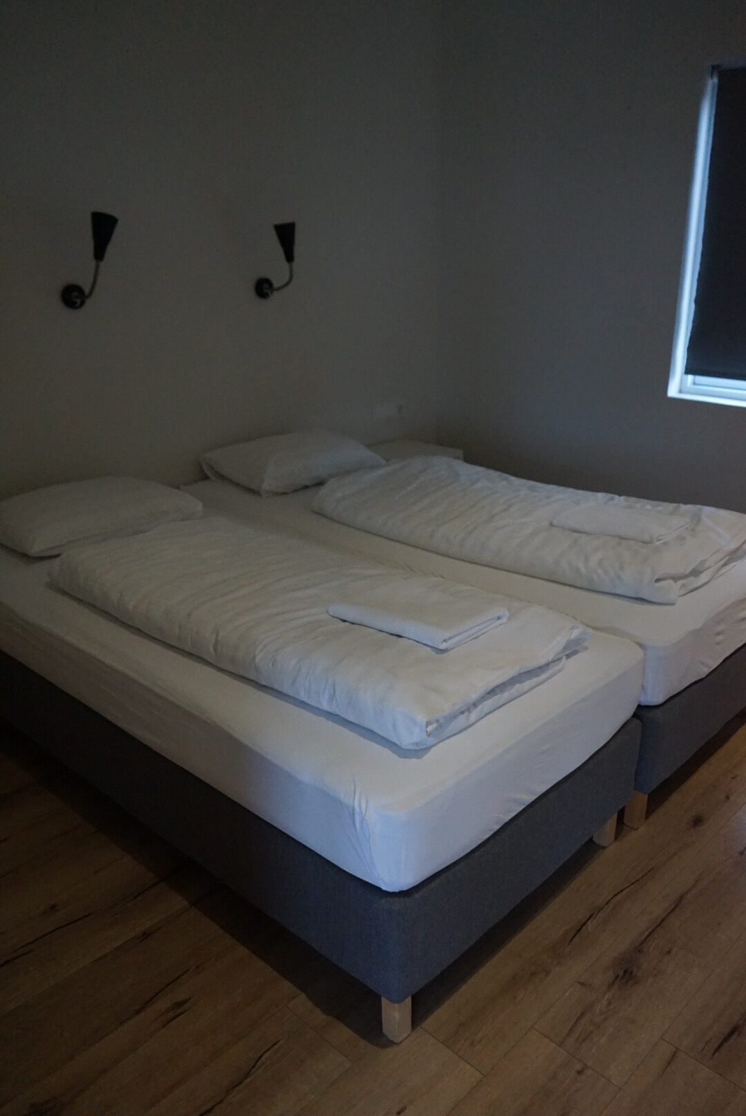 Hill Homes Doppelbett Das Schlafzimmer in den Hill Homes in Hvammstangi