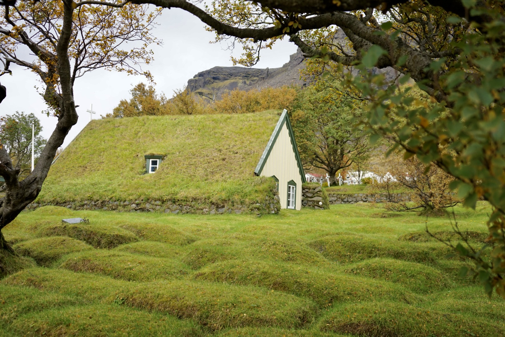 Hofskirkja Die Hofskirkja ist eine sehr besondere Kirche, welche du bei deiner Rundreise um die Ringstraße in Island unbedingt besuchen solltest
