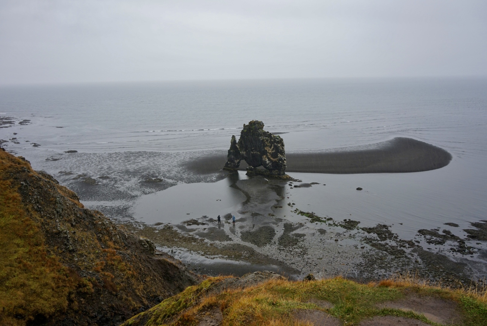 Hvitserkur Der versteinerte Troll im Meer - Hvitserkur. Ein sehr schöner Ausblick