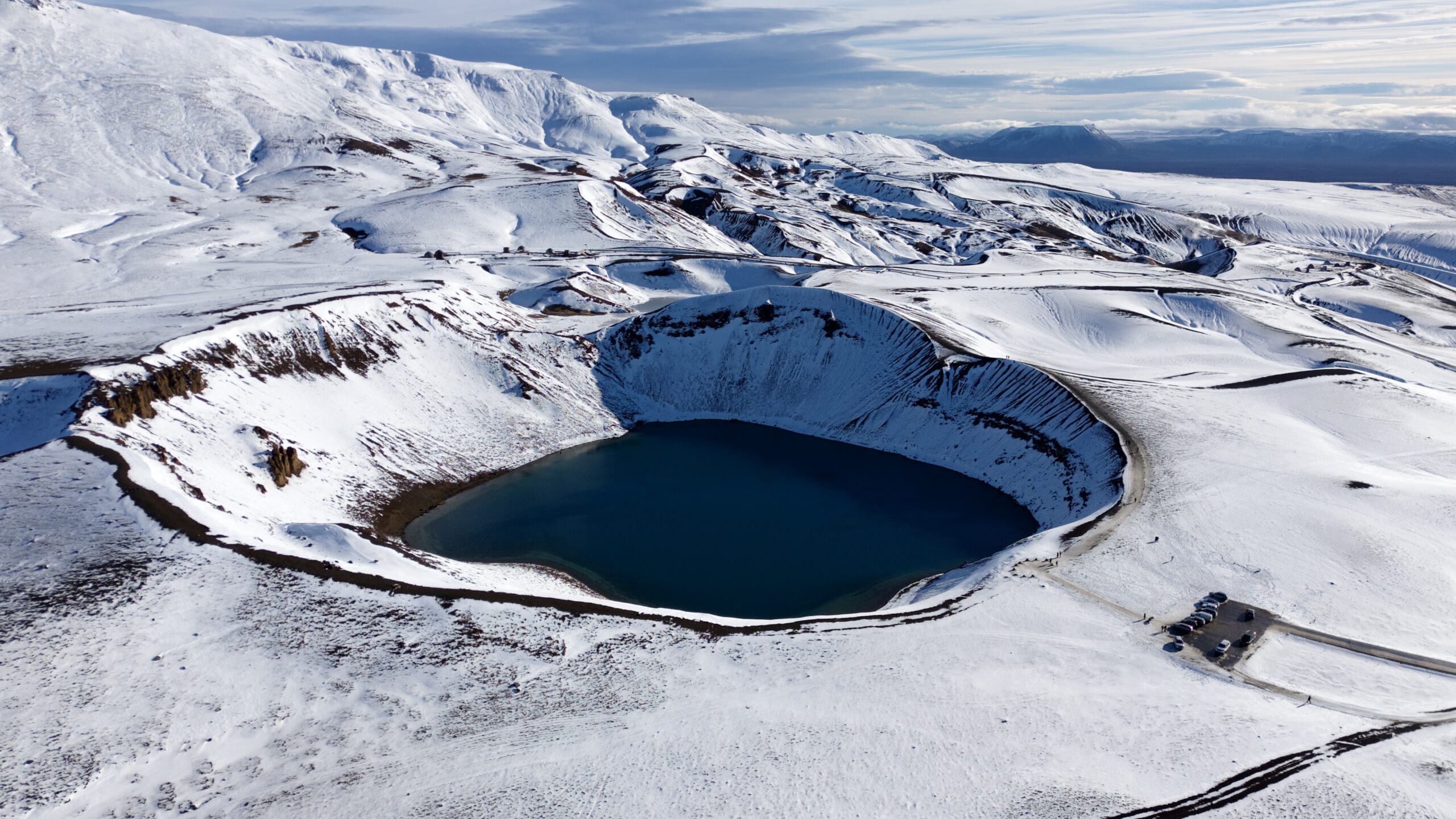 Krafla Der schöne Kratersee Krafla, direkt neben dem Geothermalgebiet Hverir