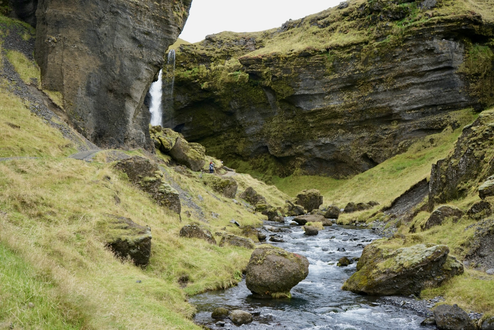Kvernufoss Der verzauberte Weg zum Kvernufoss Wasserfall auf Island - Kulissen wie im Film
