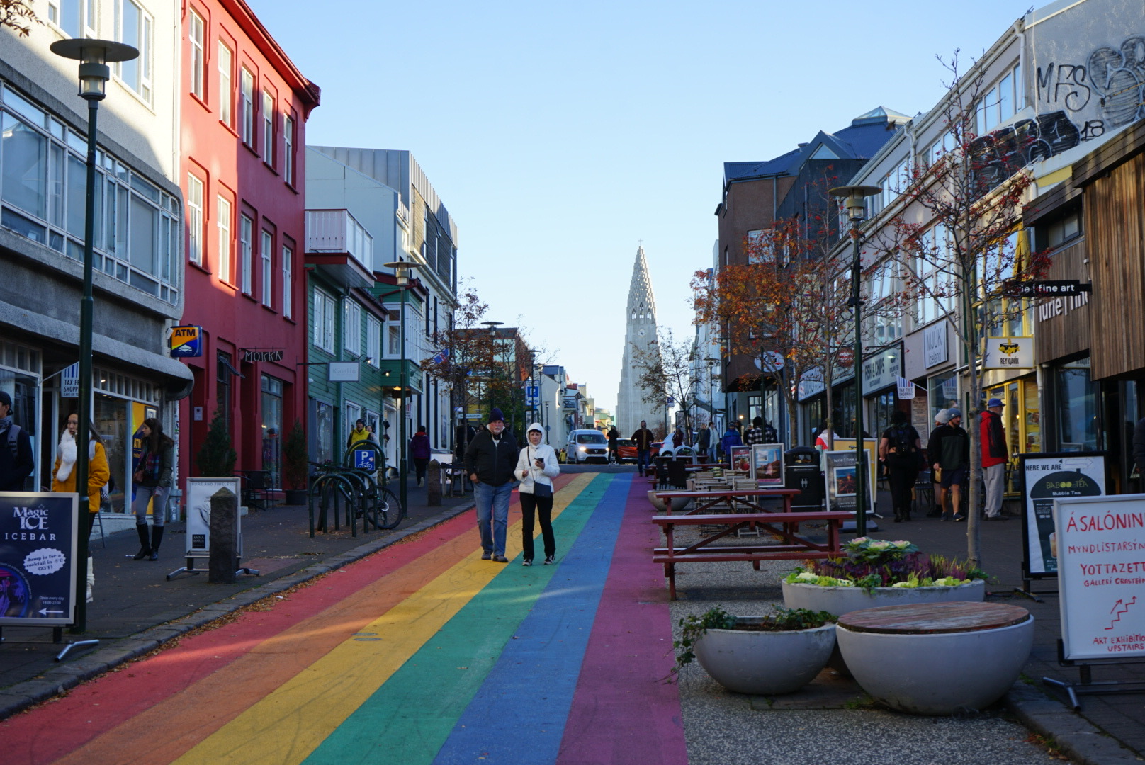 Regenbogenstraße Reykjavik Die Regenbogenstraße ist der Weg zur Hallgrímskirkja