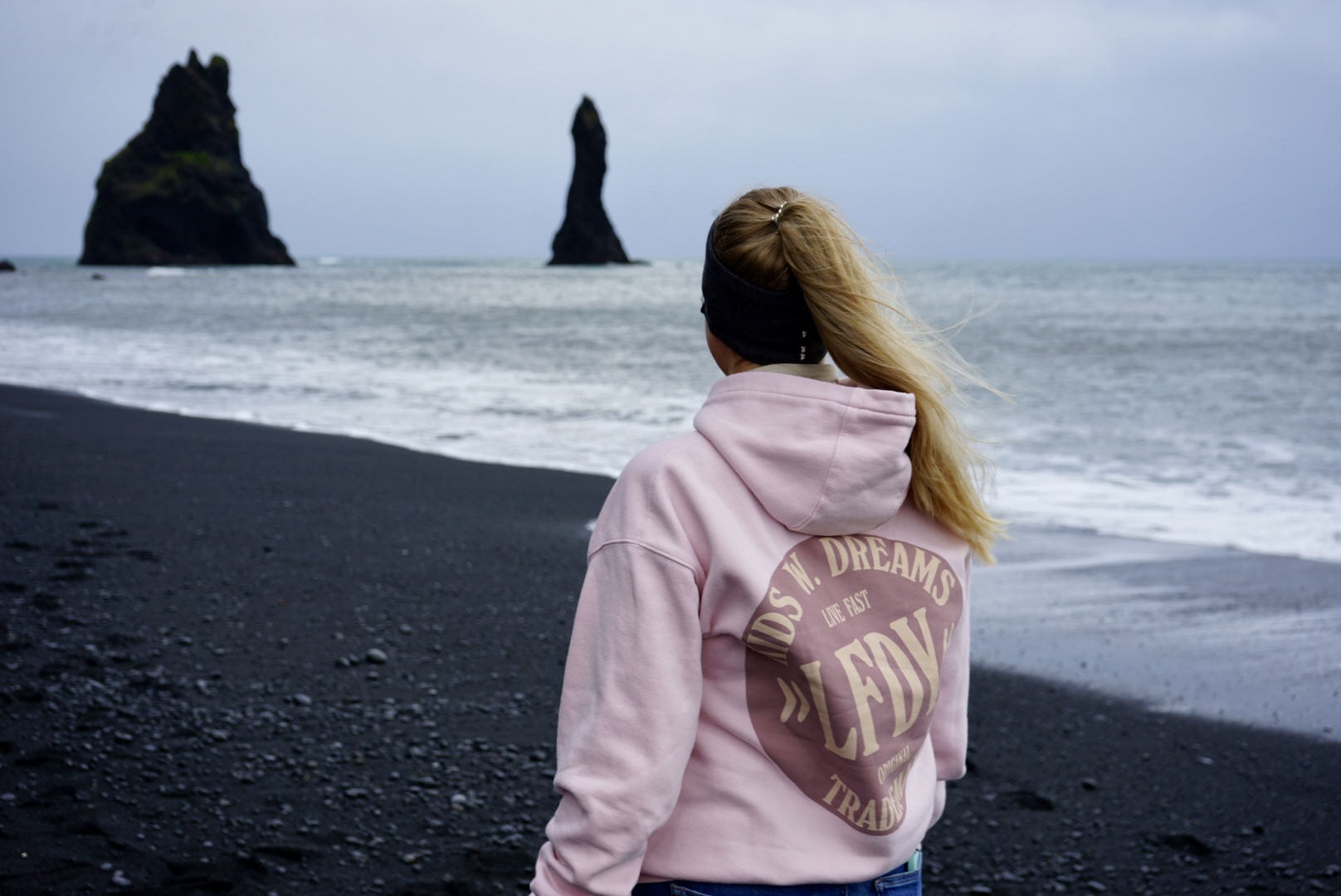 Reynisfjara Beach Bei einem Spaziergang am Reynisfjara Beach sollte man achtsam sein - die Wellen können sehr gefährlich werden