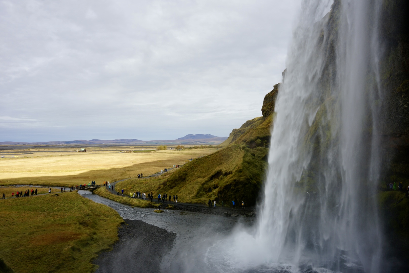 Seljalandsfoss Ein besonderer Wasserfall auf Island: Der Seljalandsfoss. Hinter diesen Wasserfall kannst du einmal herrumspazieren