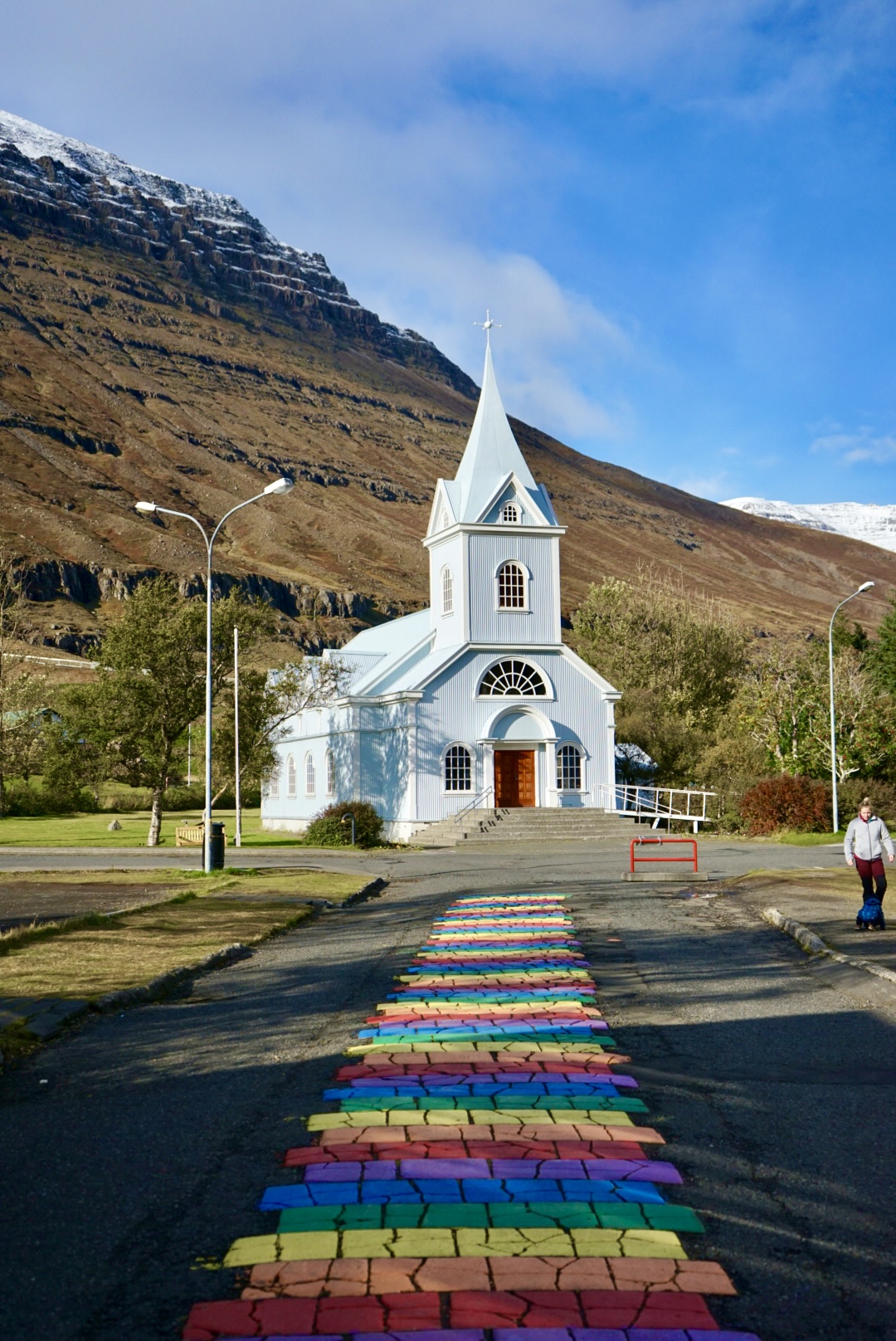 Seyðisfjörður Die wunderschöne Hafenstadt Seyðisfjörður mit der Regenbogenstraße zur Kirche