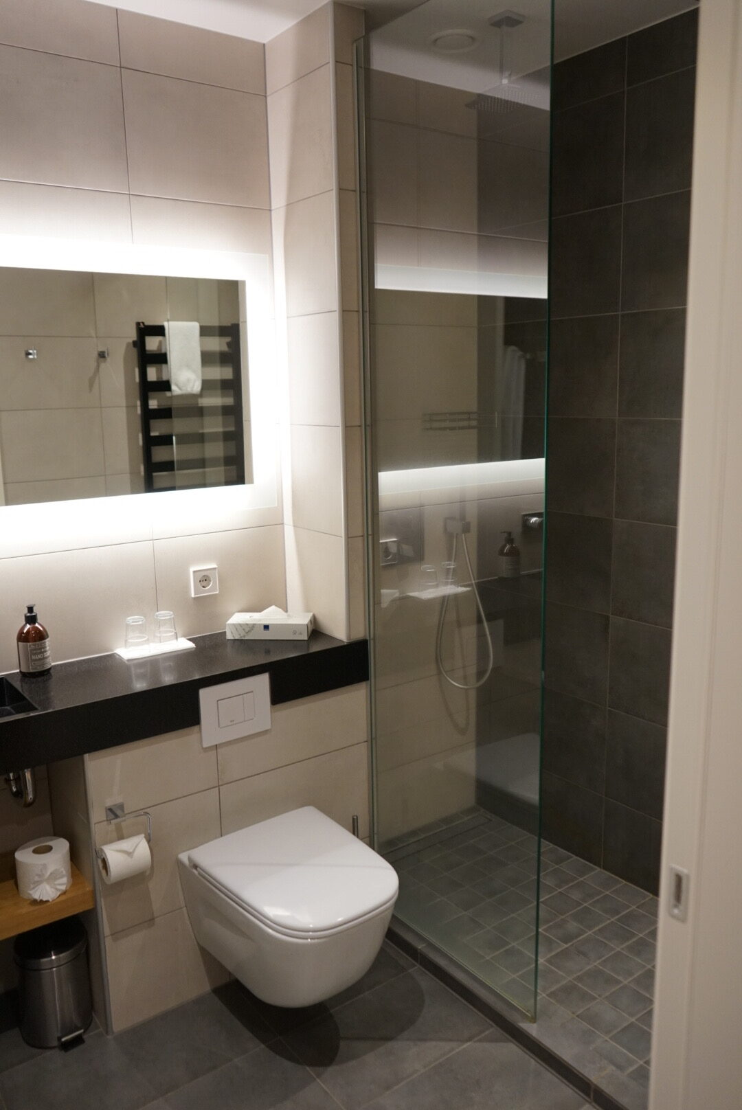 Hotel South Coast Badezimmer Das Badezimmer unseres Hotelzimmers des Hotel South Coast in Selfoss