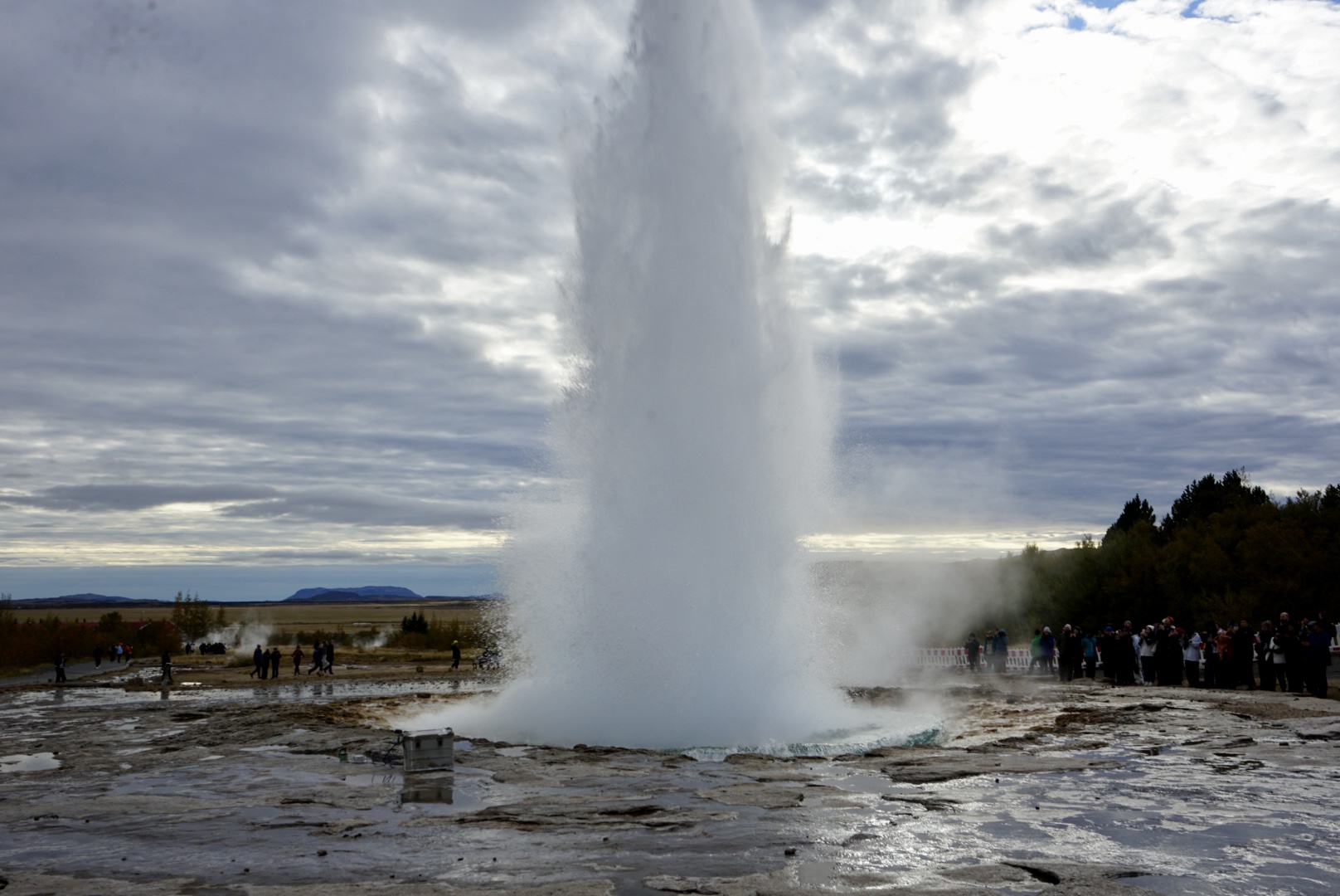 Strokkur im Geothermal-Gebiet Haukadalur Der Geysir Strokkur ist ein schöner Teil des Golden Circle auf Island