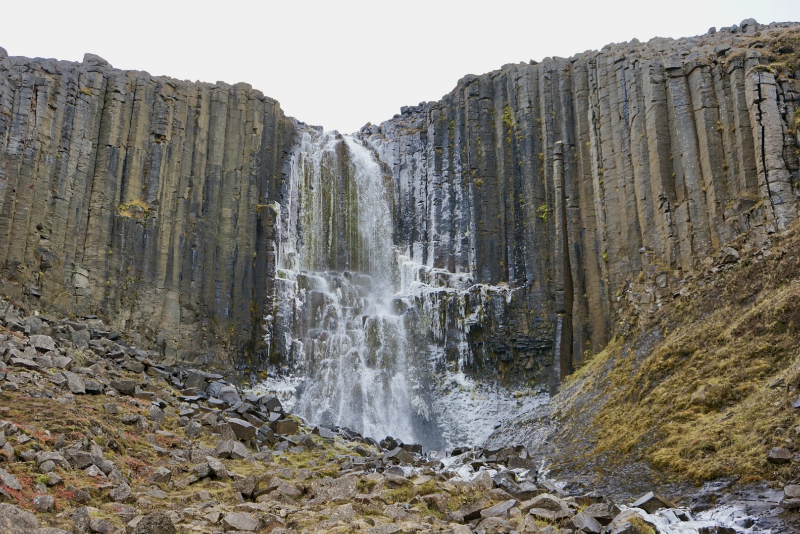 Stuðlafoss Der Stuðlafoss Wasserfall ist der Anfangspunkt deiner Reise zum Studlagil Canyon