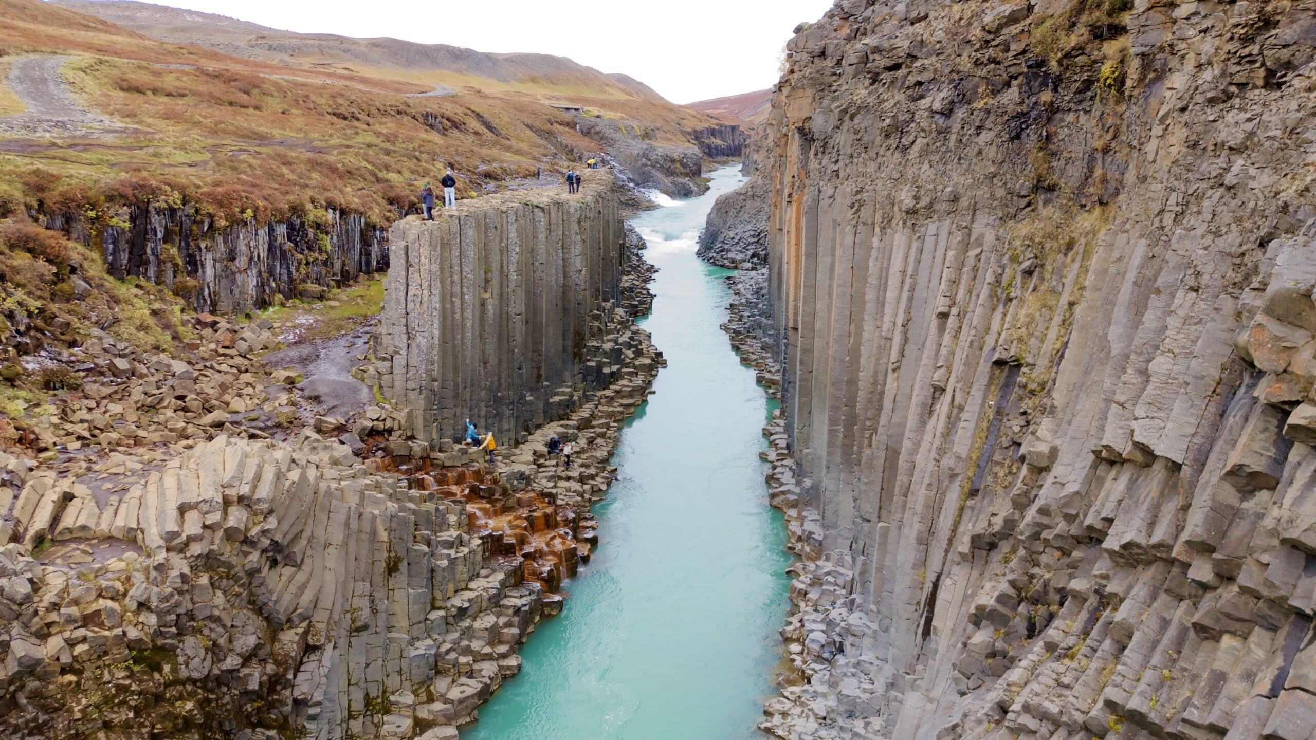 Stuðlagil Der wunderschöne Stuðlagil Canyon mit dem türkisfarbenen Wasser