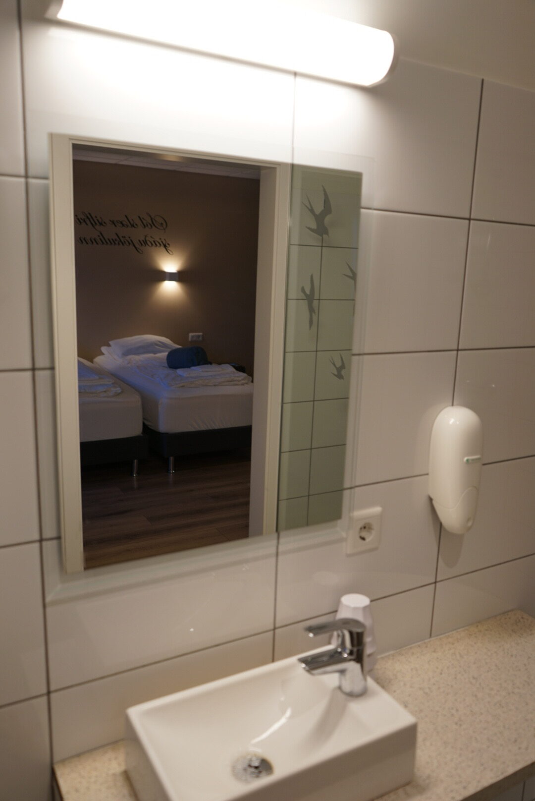 island-reiseroute-ringstraße-vagnsstadir-guesthouse-bad