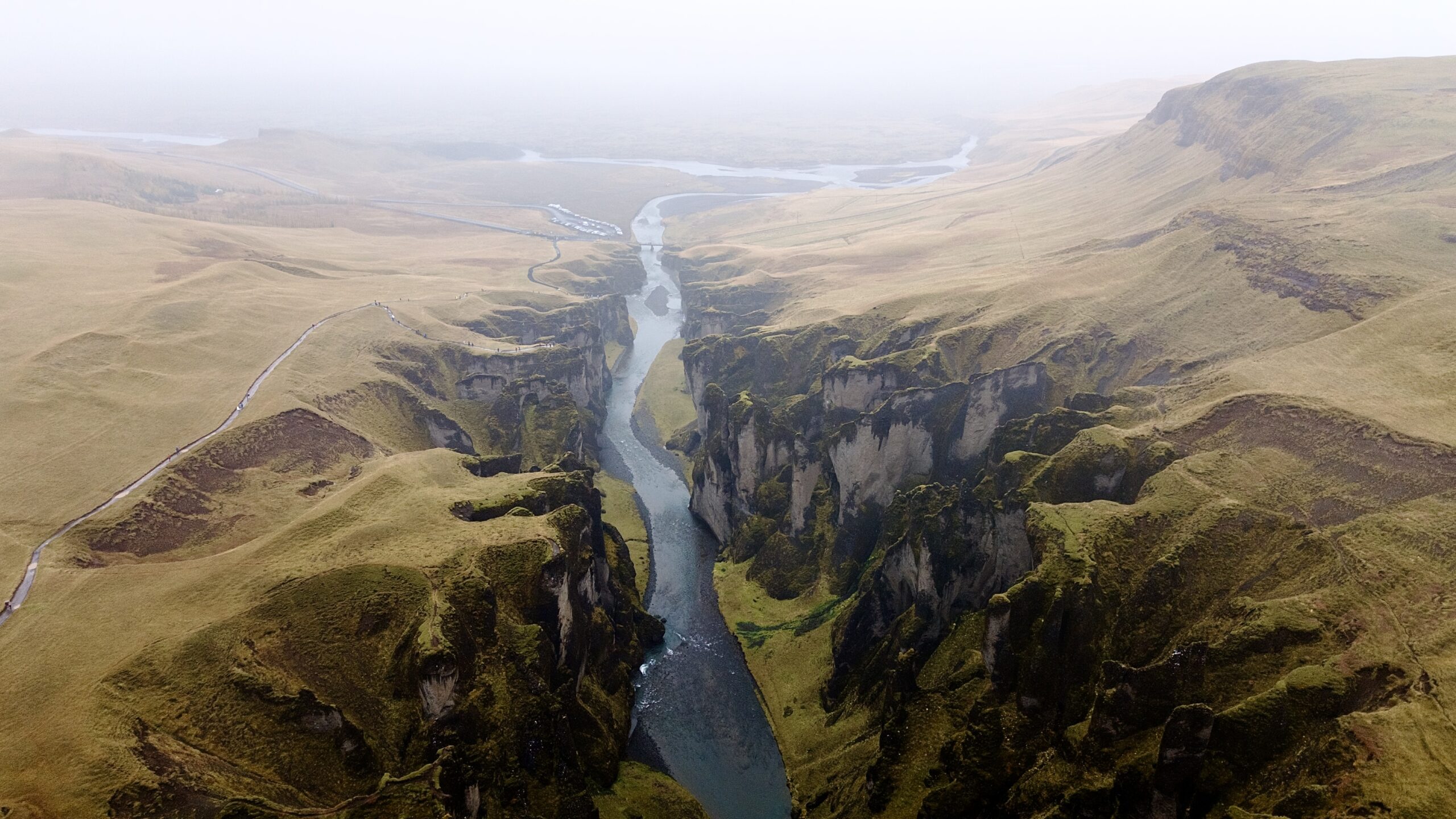 Drohnenaufnahme Fjaðrárgljúfur Drohnenaufnahme des Fjaðrárgljúfur Canyons im Süden Islands