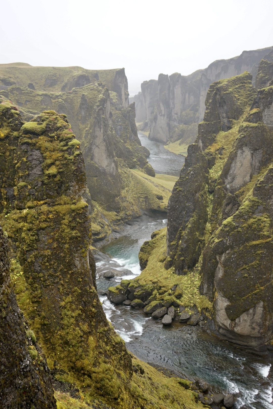 Fjaðrárgljúfur Blick in die Schlucht des Fjaðrárgljúfur von der Aussichtsplattform