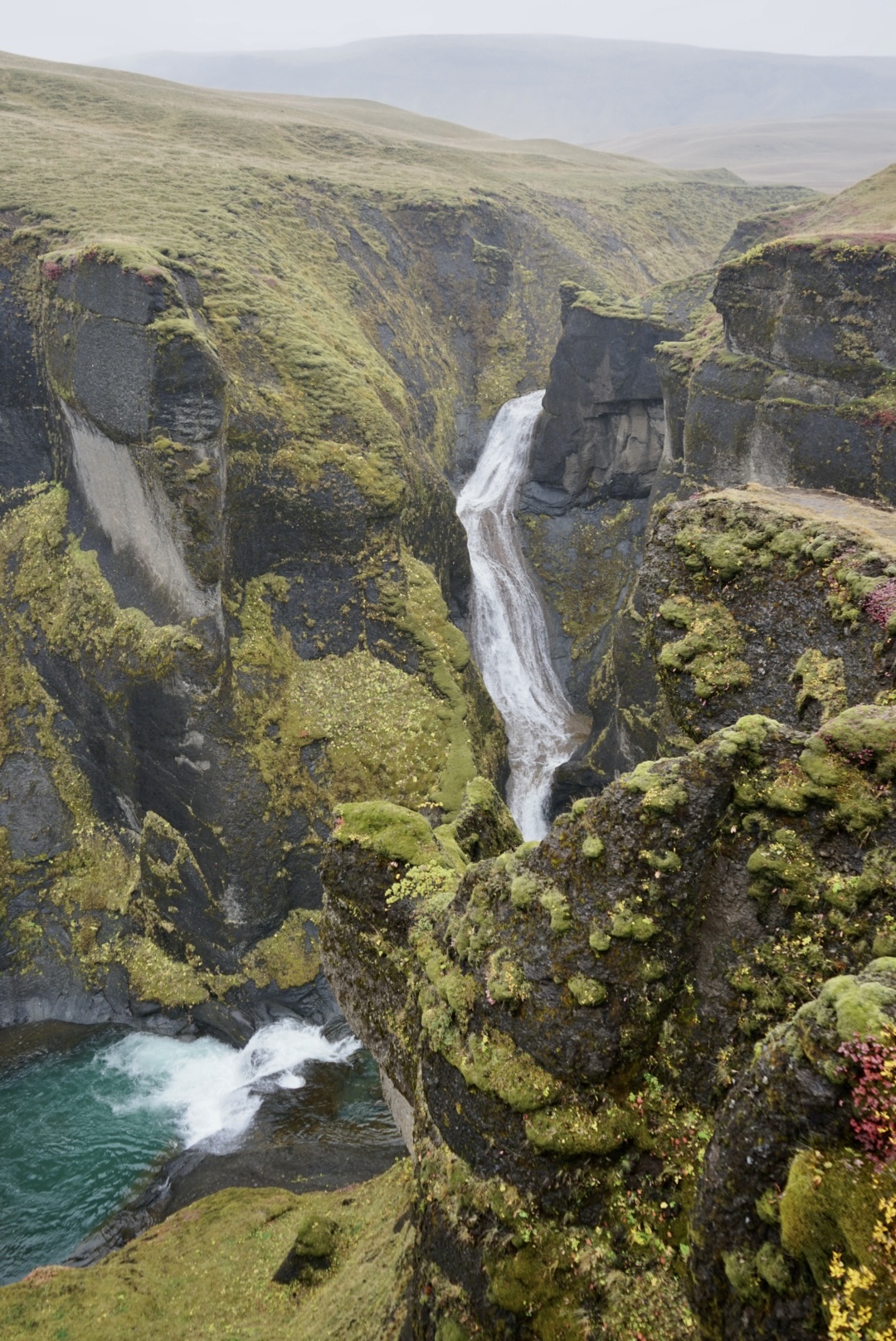 Fjaðrárgljúfur Wasserfall Der Wasserfall des Fjaðrárgljúfur, welchen man von der Aussichtsplattform betrachten kann