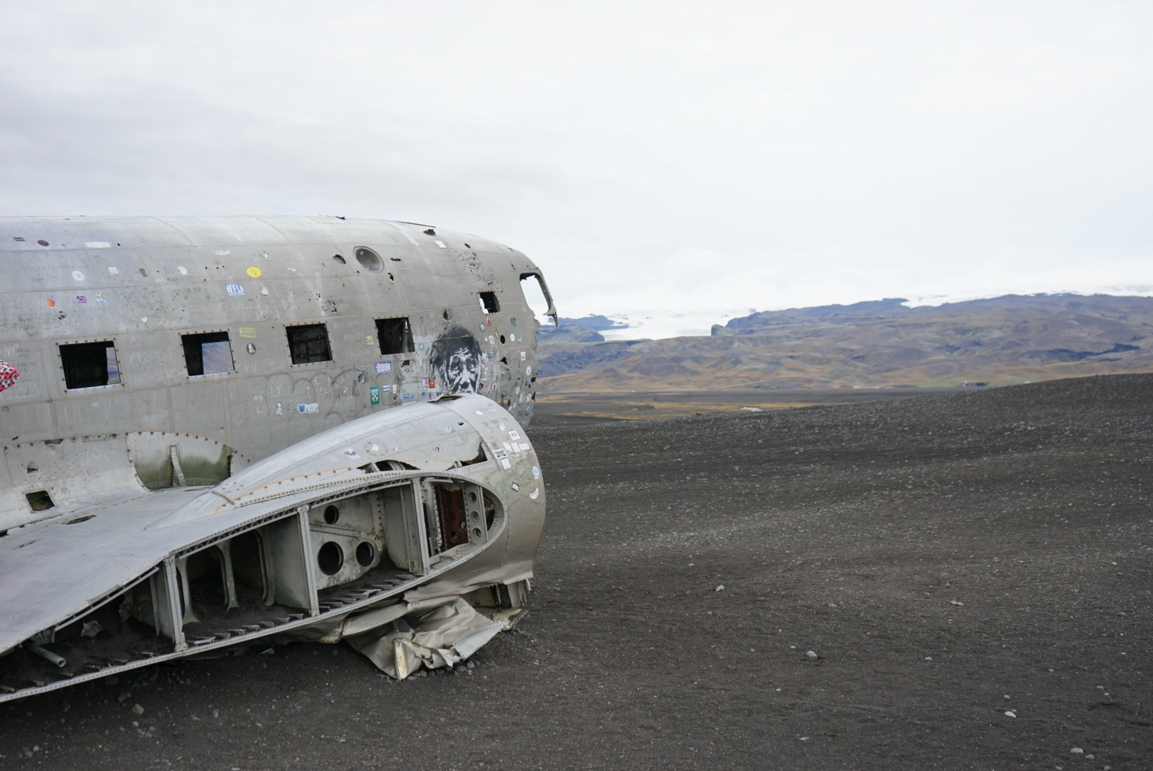 Flugzeugwrack mit Gletscher-Hintergrund Das DC-3 Flugzeugwrack mit dem Gletscher im Hintergrund