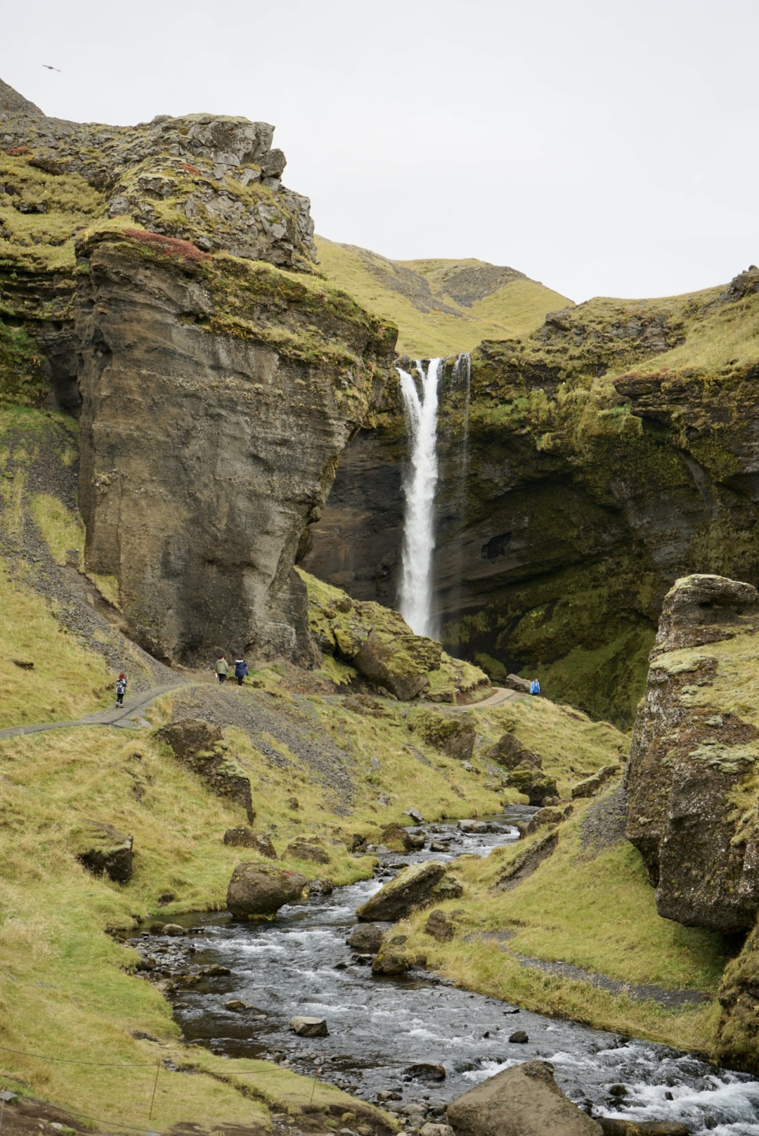 Weg zum Kvernufoss Der Weg zum Wasserfall Kvernufoss ist einfach zauberhaft. Kulissen wie im Film