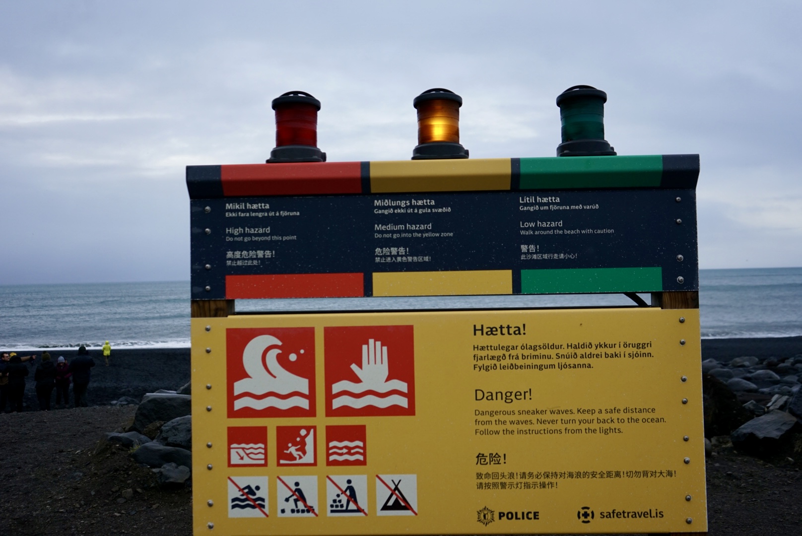 Warnschild Reynisfjara Beim Eingang zum Strand Reynisfjara wirst du dieses Warnschild sehen. Orientiere dich hier, wie weit du an diesem Tag gehen darfst