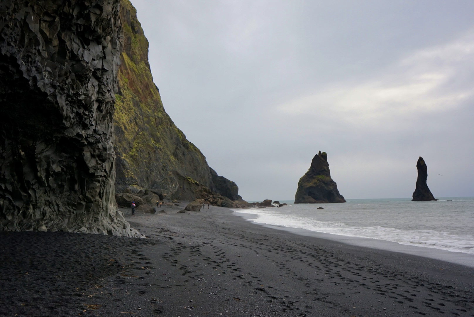 Reynisfjara Beach Der Strand von Reynisfjara mit den wunderschönen Basaltwänden