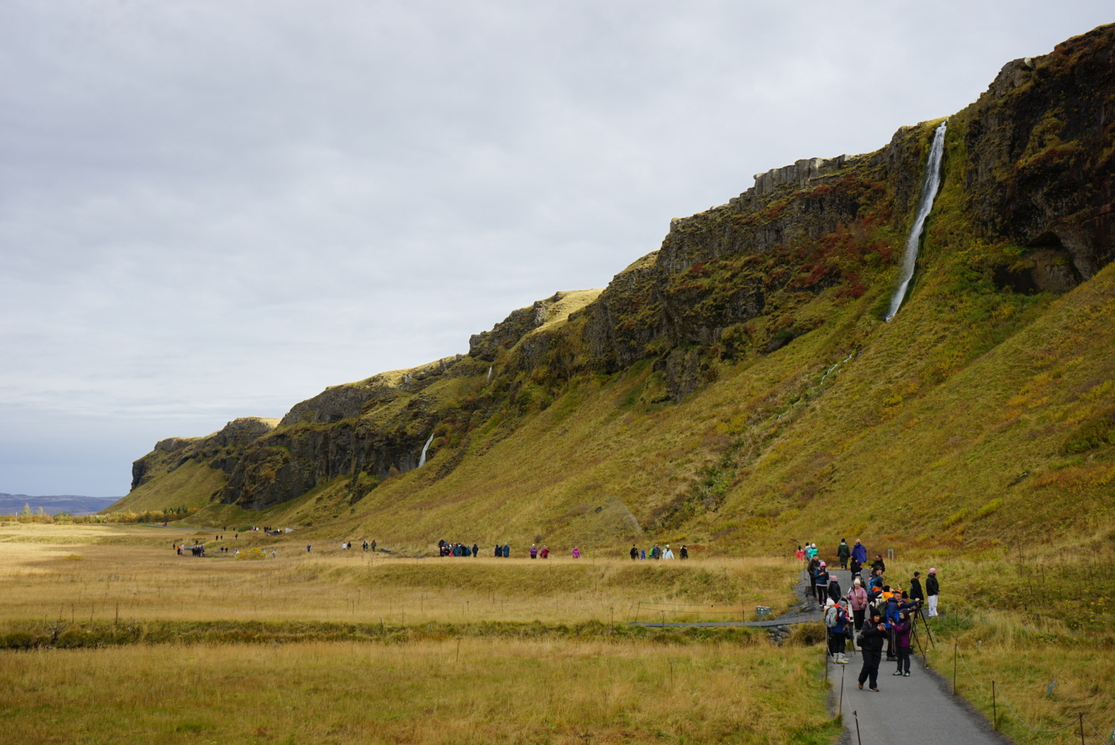 Seljalandsfoss Weg Weg zu den weiteren Wasserfällen am Seljalandsfoss