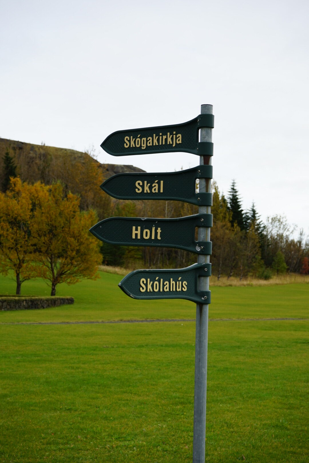 Freiluftmusem Beschilderung Häuser Beschilderung im Freiluftmuseum Skógar