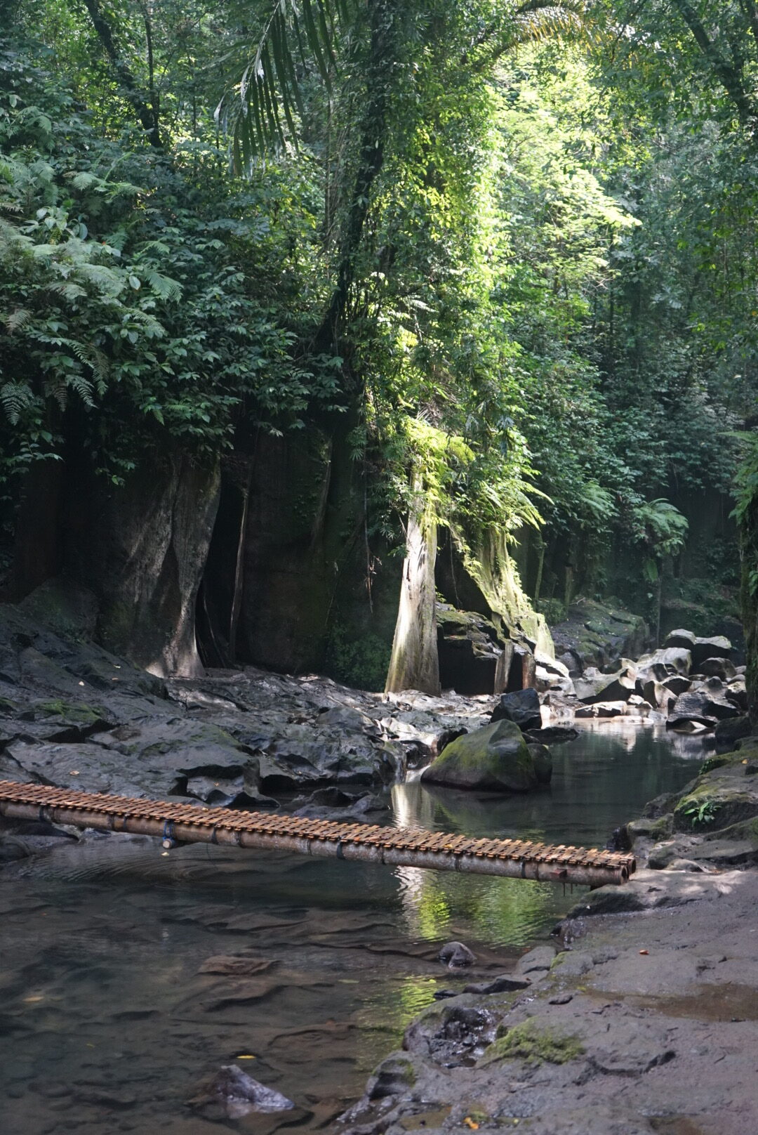 Brücke über das Wasser Brücke über das Wasser beim Kanto Lampo Wasserfall auf Bali
