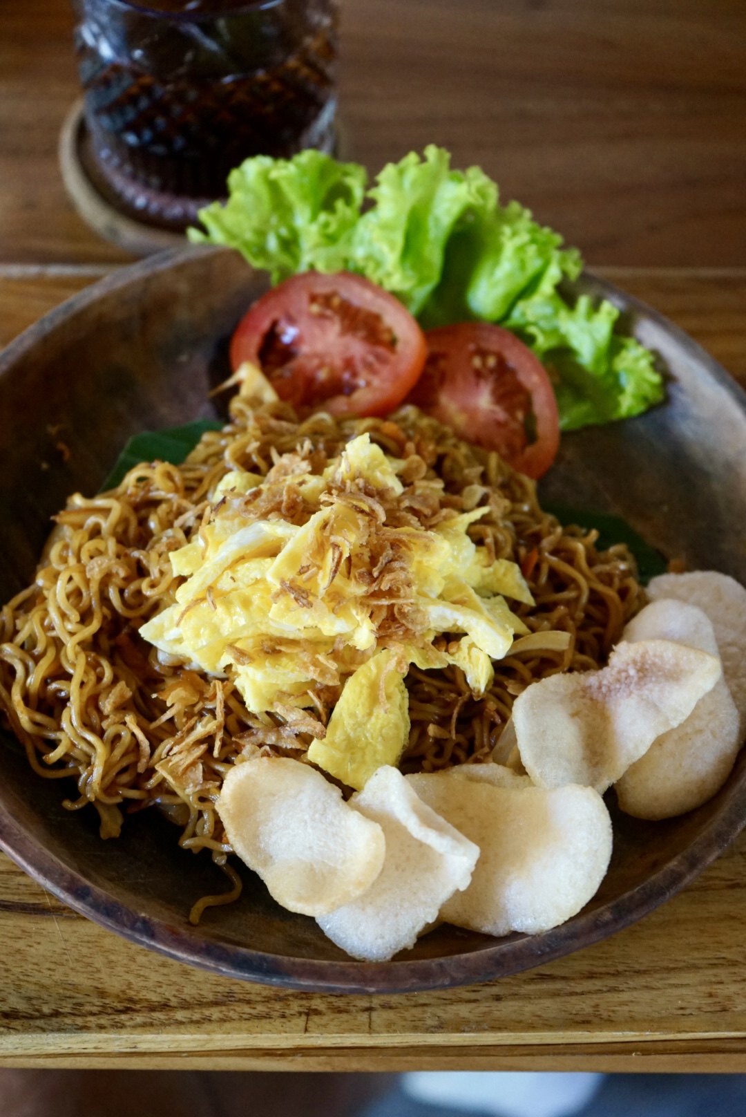 Mie Goreng auf Bali Das Nationalgericht Balis, schön angerichtet mit Salat