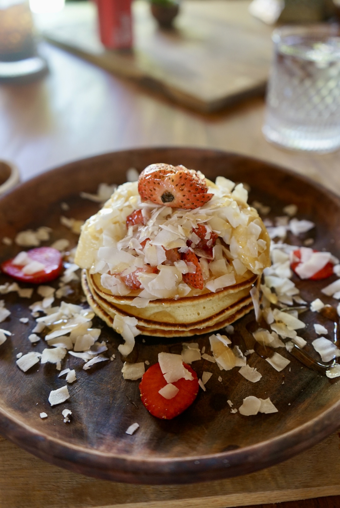 Pancakes auf Bali Pancakes mit Erdbeeren im Restaurant auf Bali