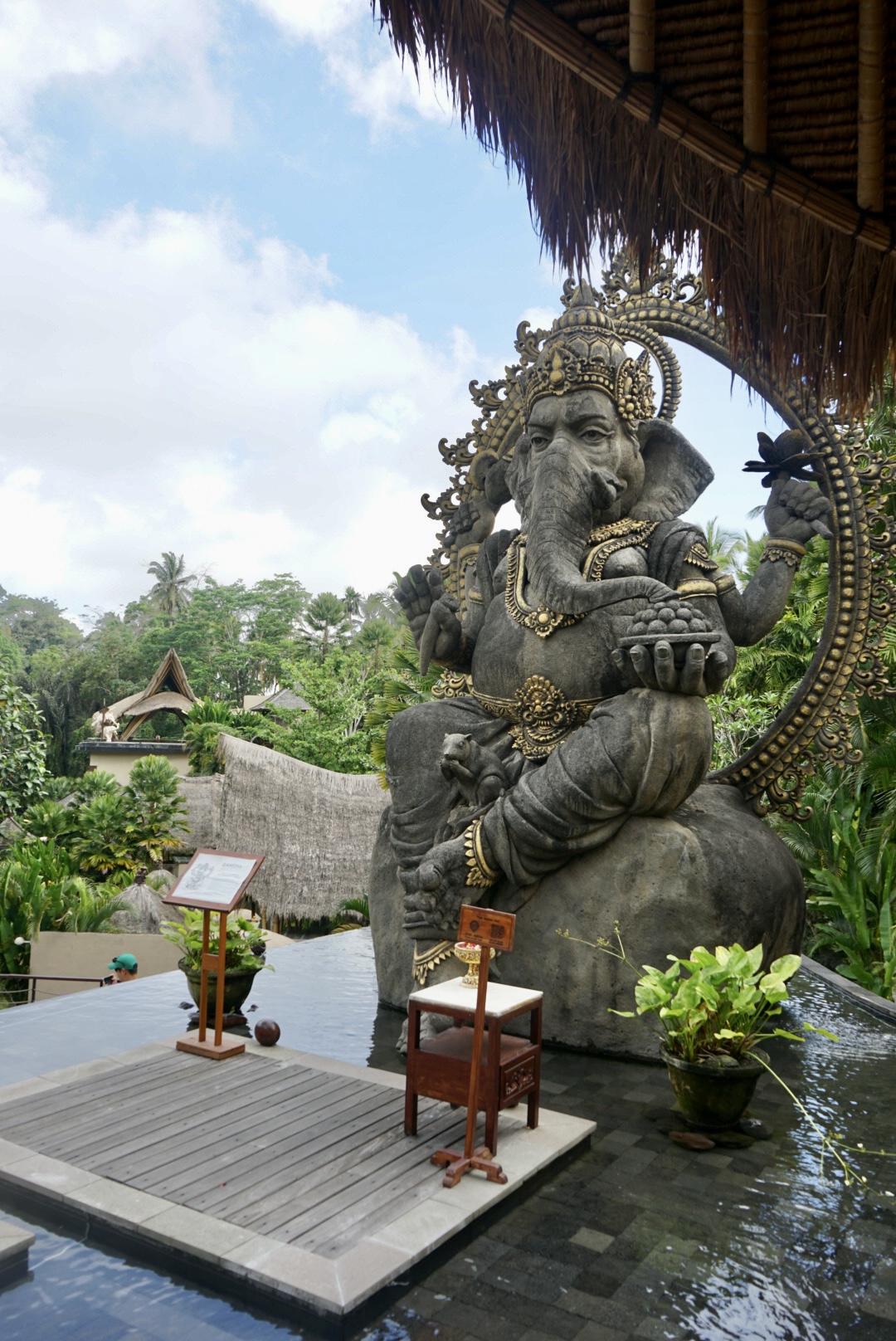 Svaha Spa Skulptur Svaha Spa auf Bali, mit dem Dschungel im Hintergrund
