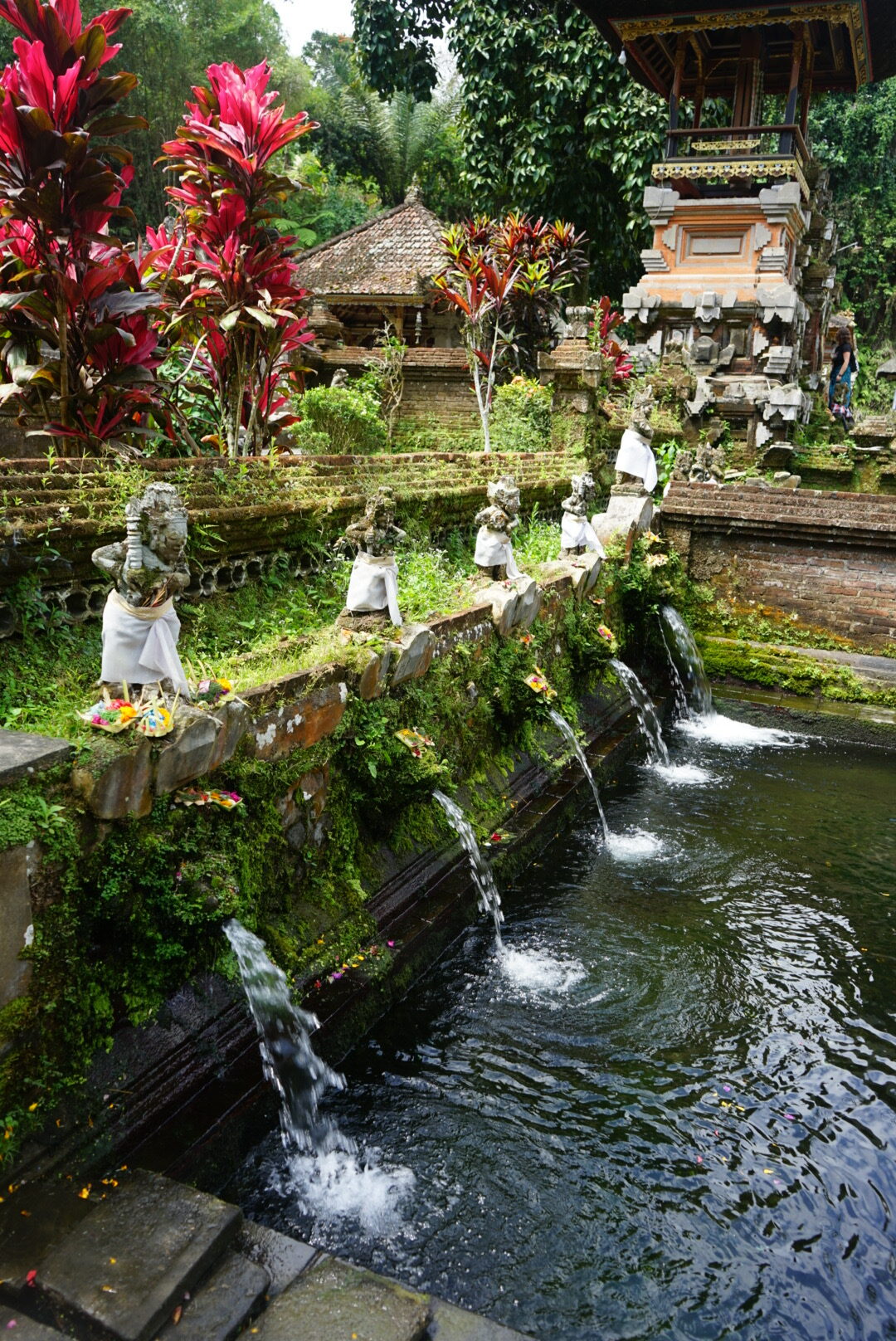 Heilige Reinigung im Tempel Seelische Reinigung mit heiligem Wasser im Tempel Pura Gunung Kawi Sebatu