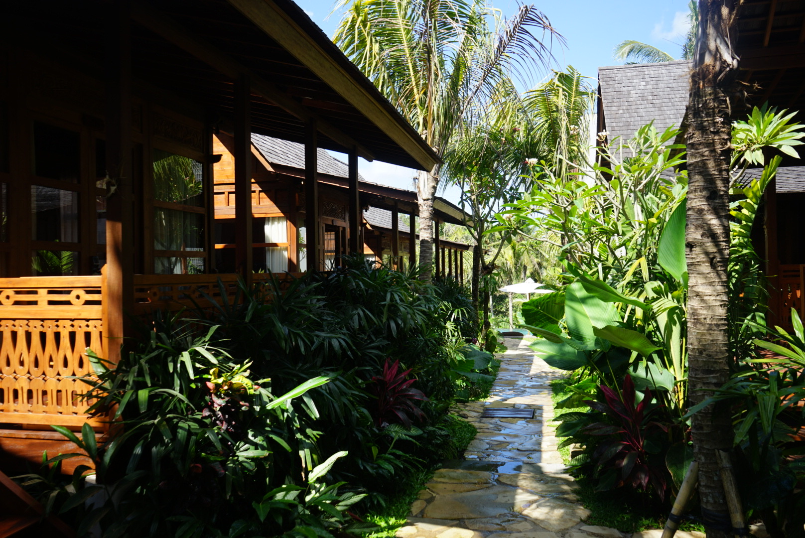 Unagi Wooden Villas Wege Die Wege zwischen den Häusern der Unagi Wooden Villas auf Bali, in der Nähe von Ubud
