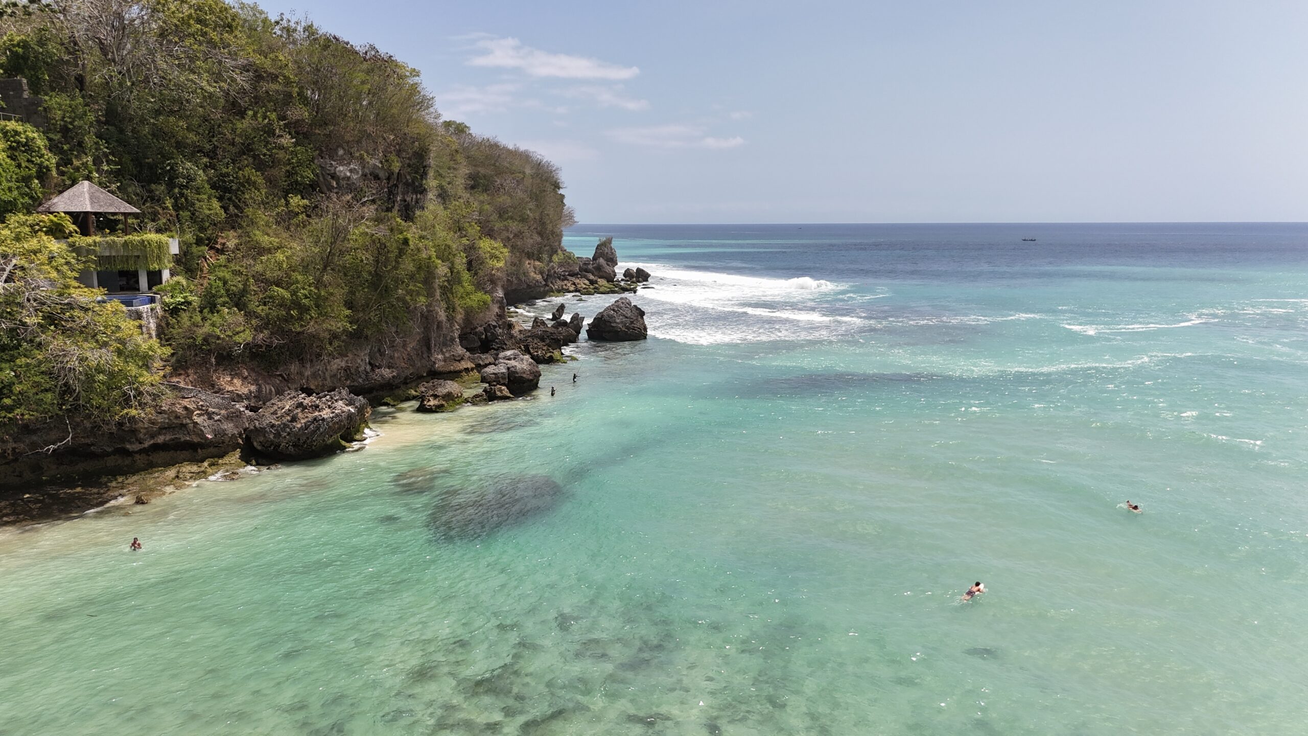 Türkises Meer am Padang Padang Beach Der Padang-Padang Beach in Uluwatu auf Bali mit dem türkisfarbenen Meer