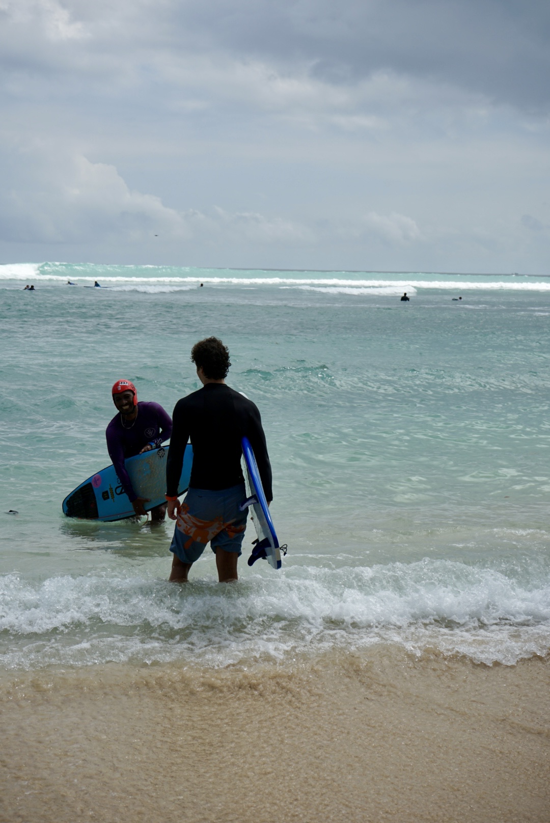Surfer am Padang Padang Beach Surfer am Padang Padang Beach in Uluwatu auf Bali