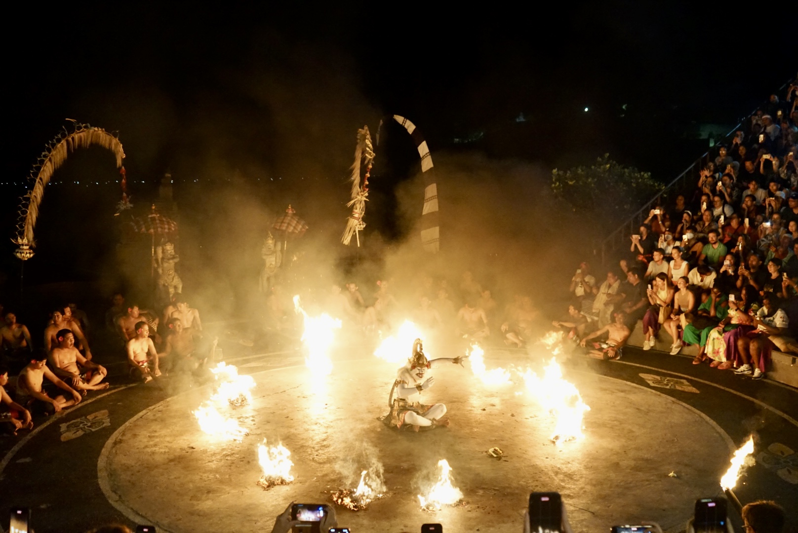 Feuershow Kecak Dance Der berühmte Kecak Dance am Uluwatu Tempel auf Bali, Feuershow