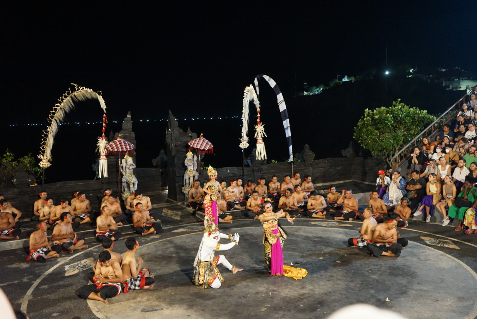 Kecak Dance Uluwatu Der Kecak Dance am Uluwatu Tempel auf Bali