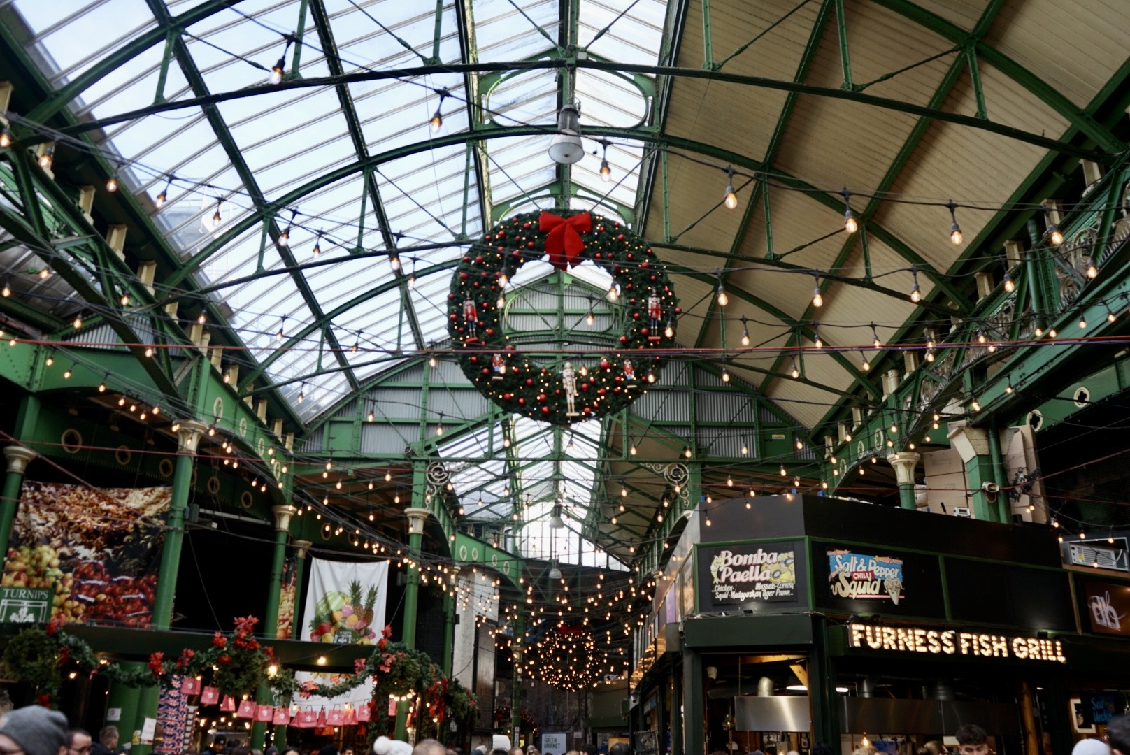 Die Weihnachtsdekoration in der Halle des Borough Market in London