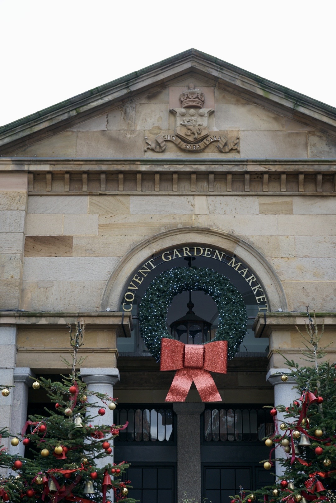 Außendekoration der Halle des Covent Garden Market in der Weihnachtszeit