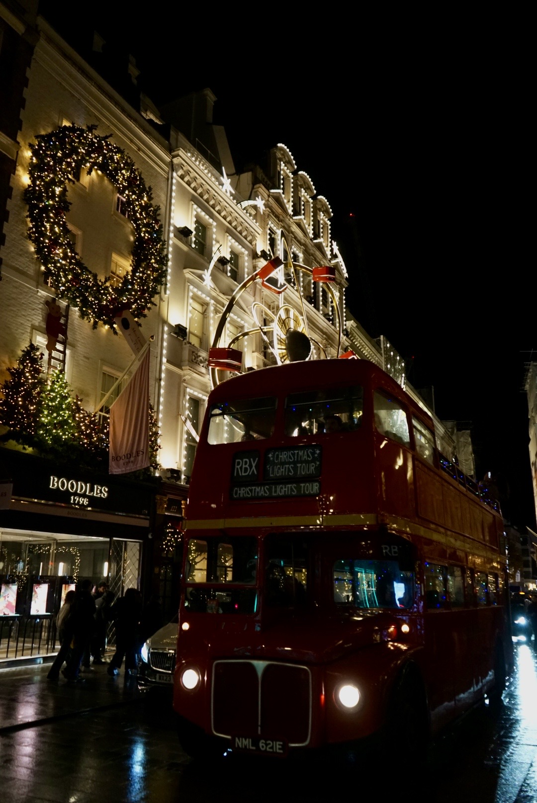 Der Oldtimer Bus, welcher für die Christmas Lights Tour in London geschmückt wird.
