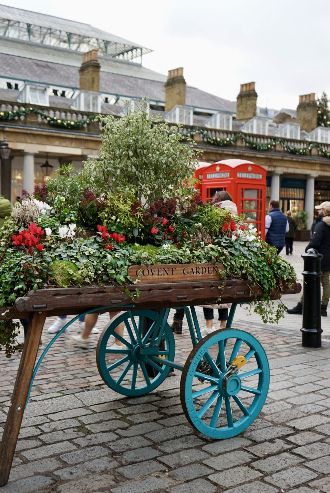 Dekorationen für den Covent Garden in London, zu sehen ein bepflanzter Schubkarren.
