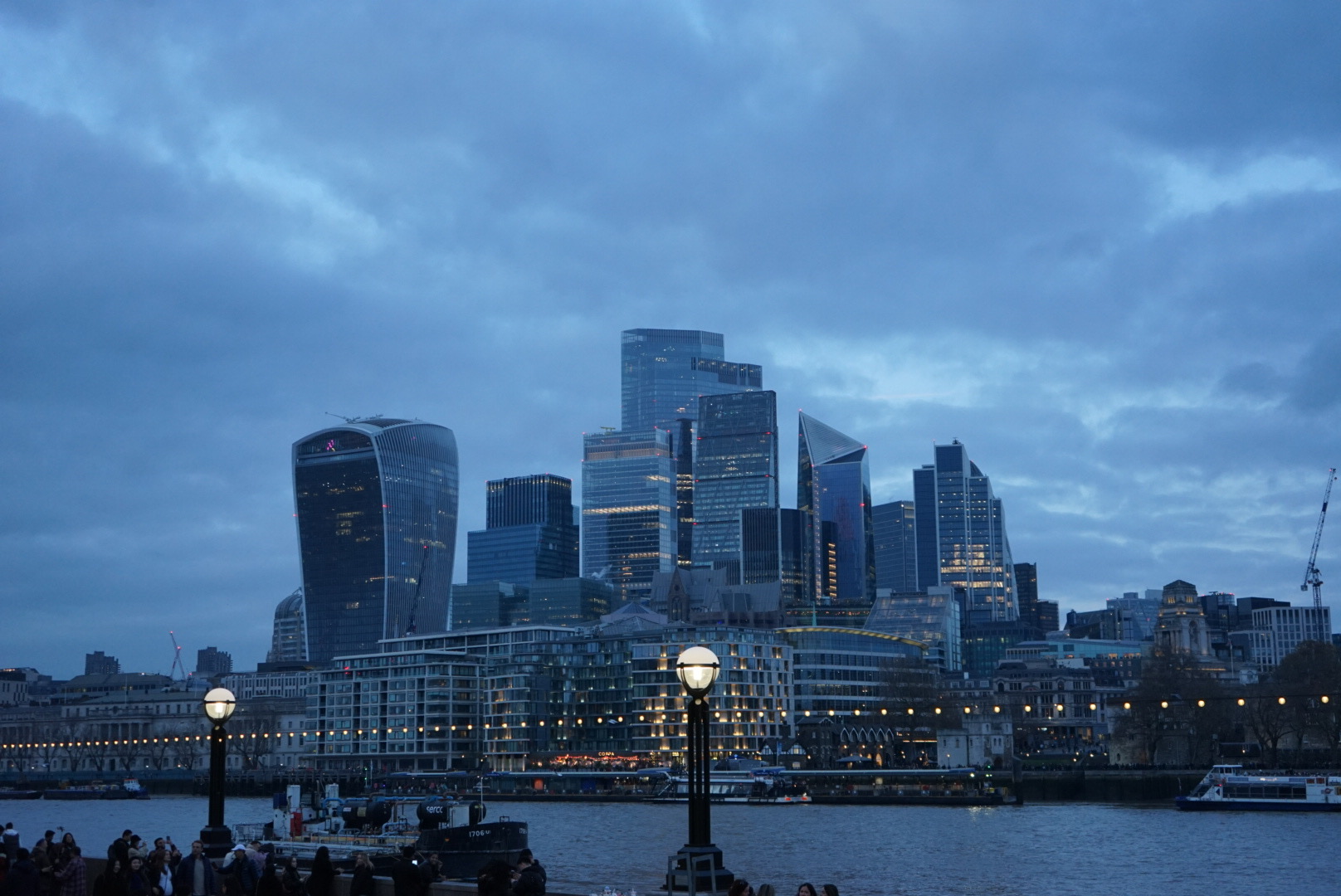 Die Londoner Skyline bei Dämmerung