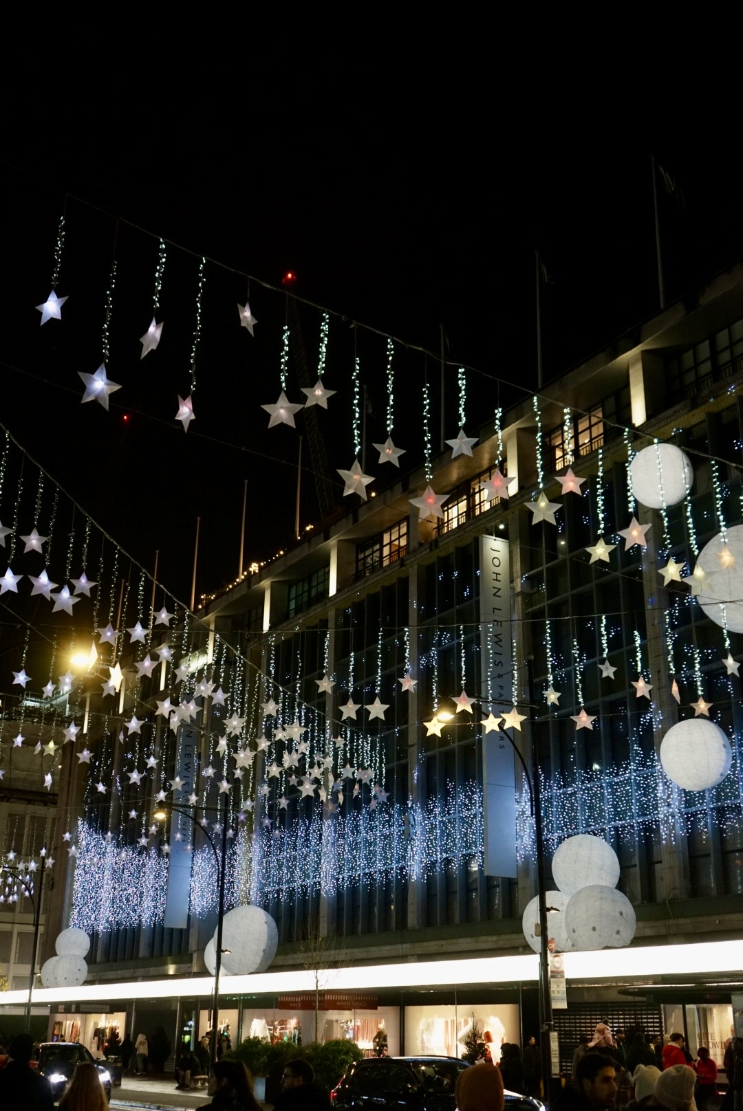 Die geschmückten Straßen der Londoner Innenstadt zur Weihnachtszeit