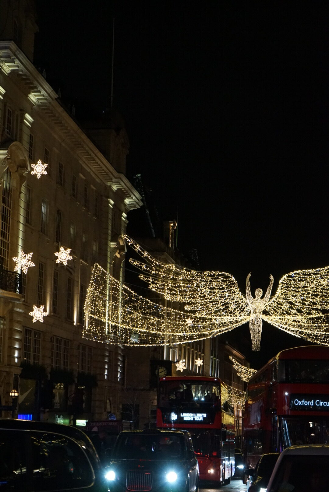 Die bekannten Lichtengel der Londoner Regent Street zur Weihnachtszeit