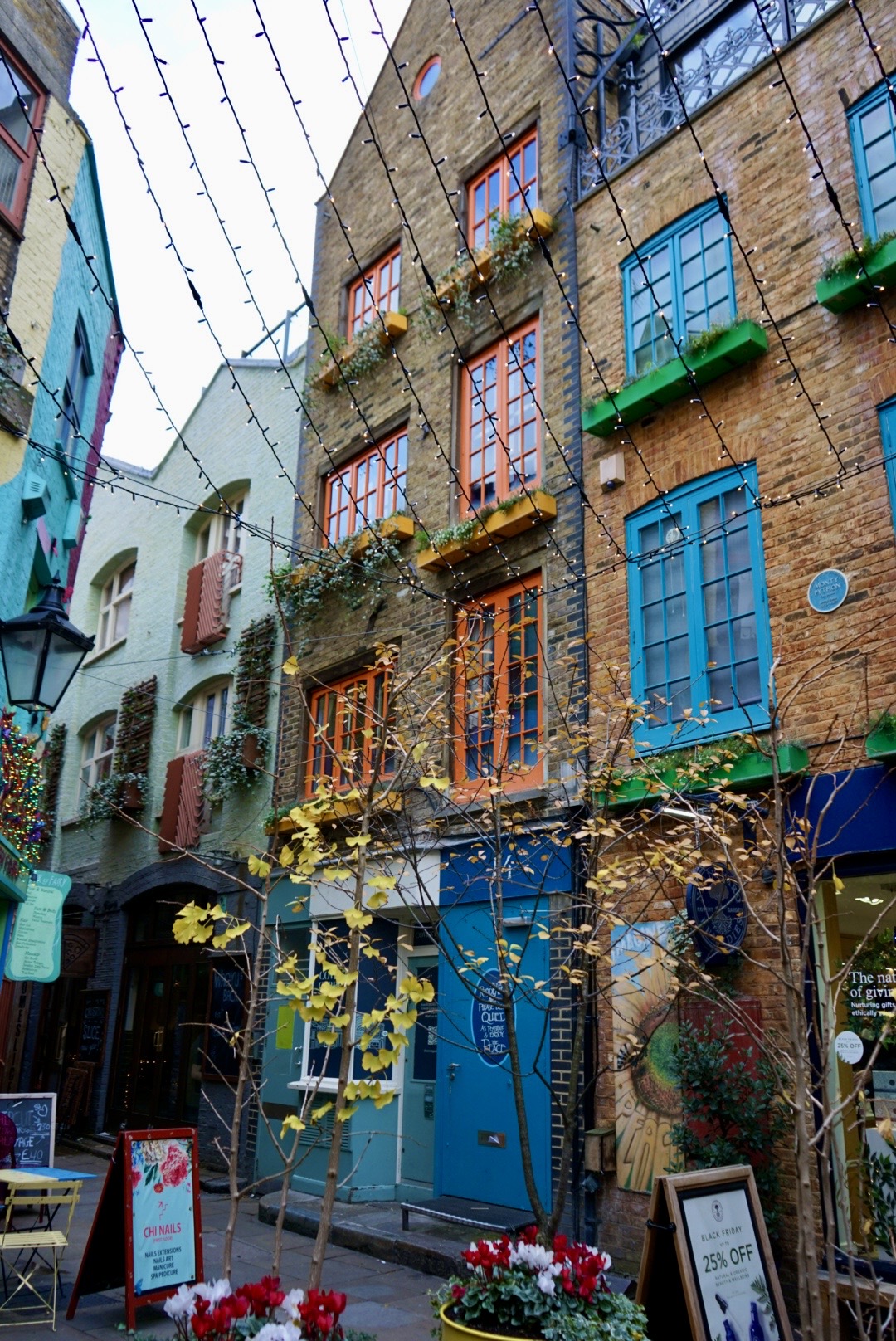 Dekorierte Häuser des bunten Innenhofs vom Neal´s Yard in London zur Weihnachtszeit